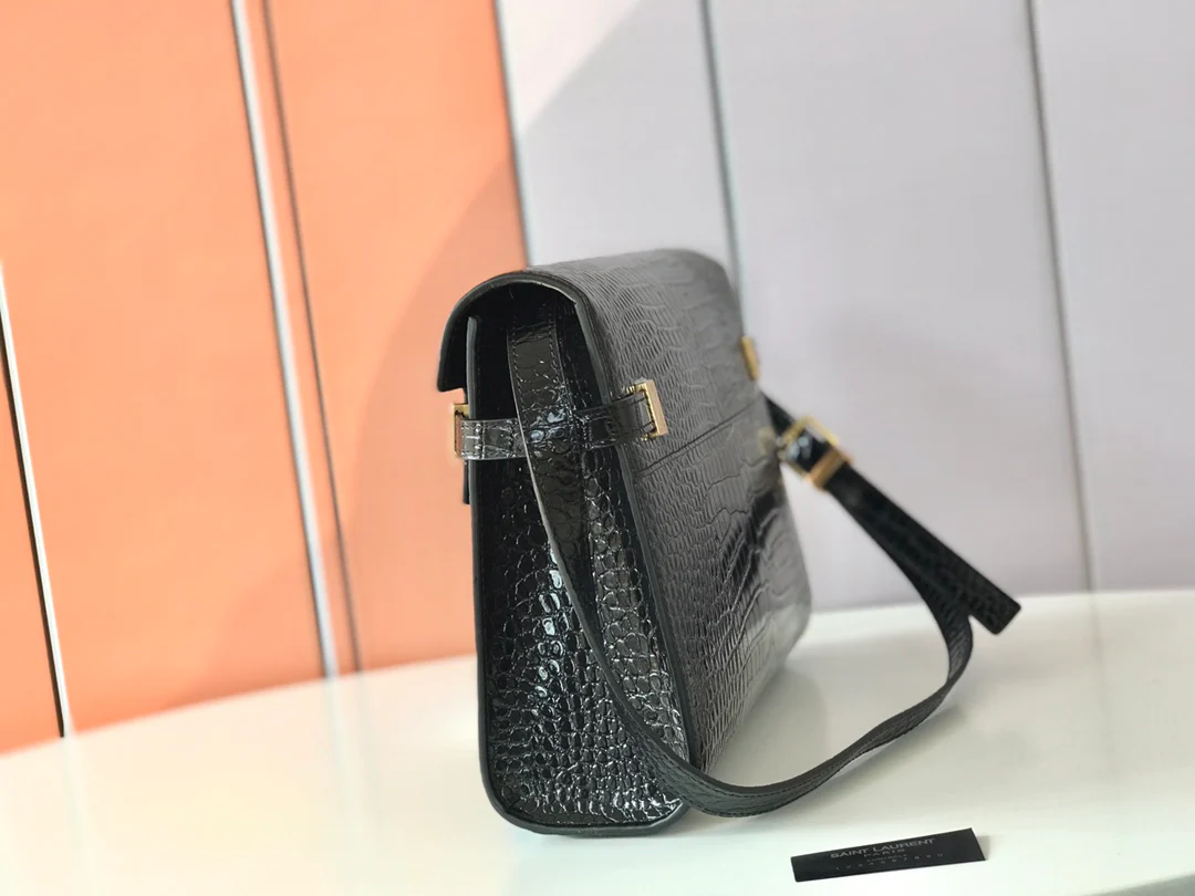 Сумка YSL Manhattan - фурнитура из золотистого материала с тиснением под крокодиловую кожу.