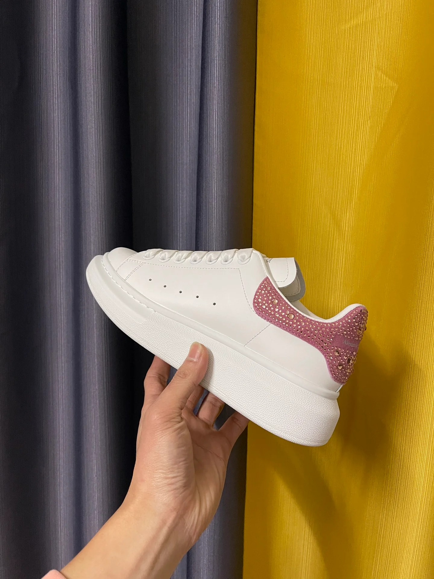 Классические белые кроссовки McQueen с розовато-фиолетовой бархатной отделкой.