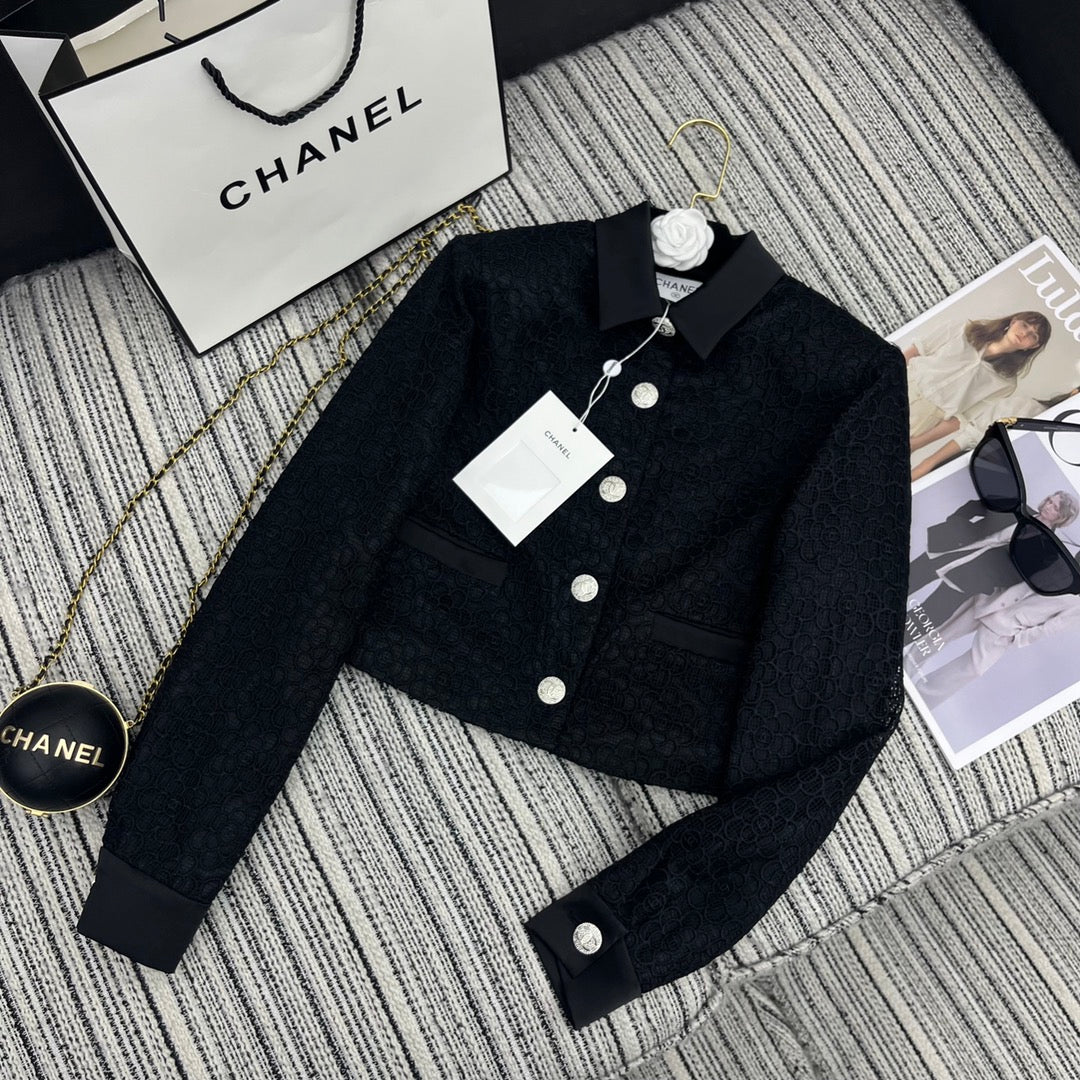 Chanel 2403 - Новый комплект из рубашки и юбки с цветочным принтом, изготовленный из водорастворимой ткани.