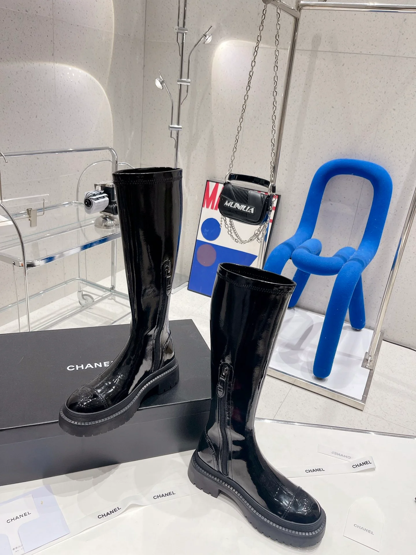 Высокие сапоги на платформе Chanel с эластичным поясом - черные