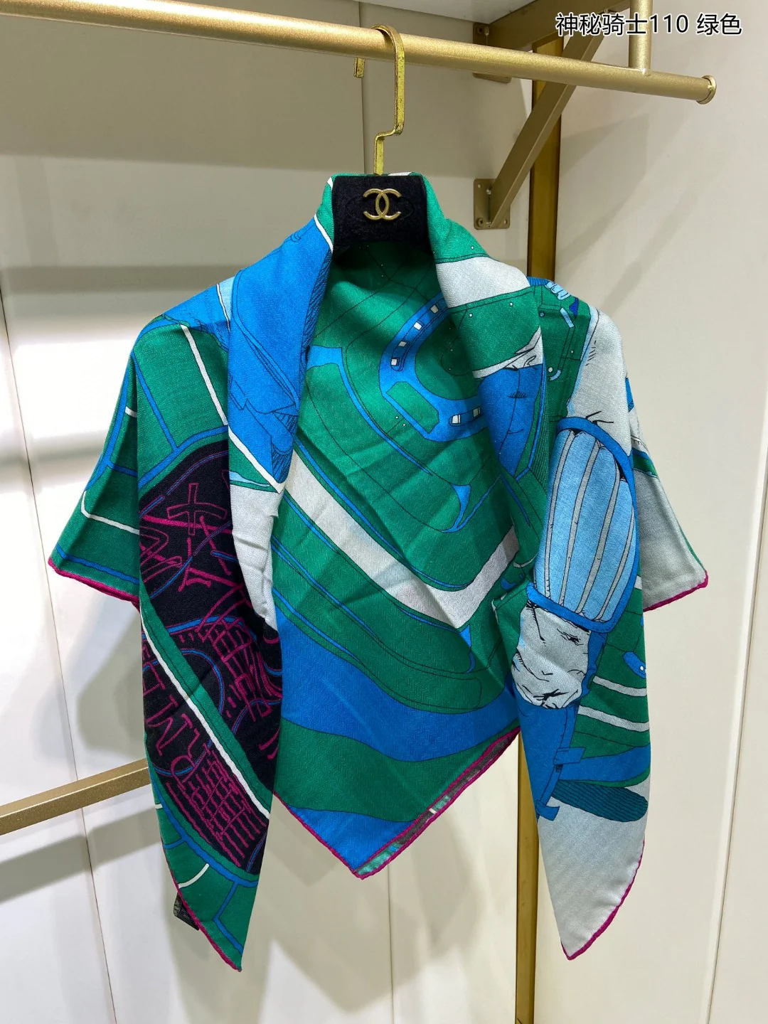 Шарф Hermes ?Таинственный рыцарь? — 110 см — 70% кашемир — 30% шелк — 1 шт.