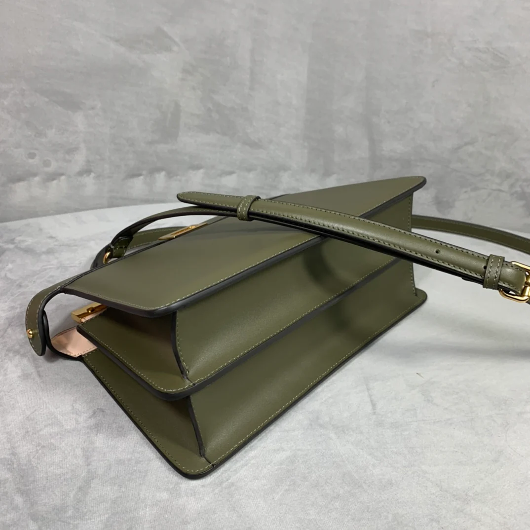 Маленькая зеленая кожаная сумка Fendi Peekaboo i-seey