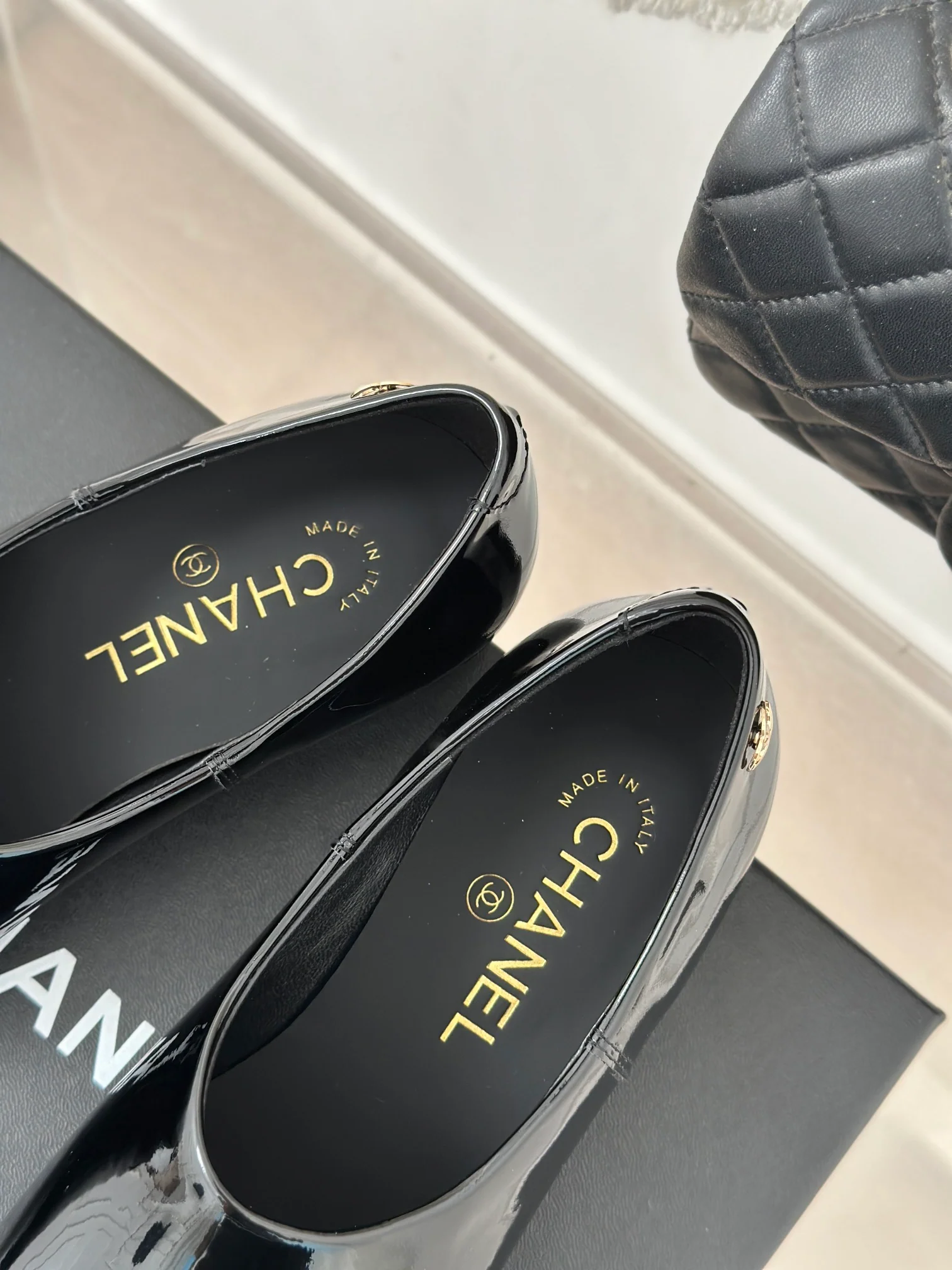 Лоферы Chanel 2025 из лакированной кожи - глянцево-черные