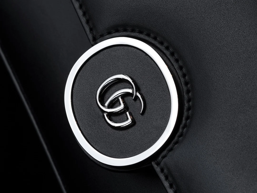 Миниатюрная сумка Gucci Petite GG на цепочке - черная.