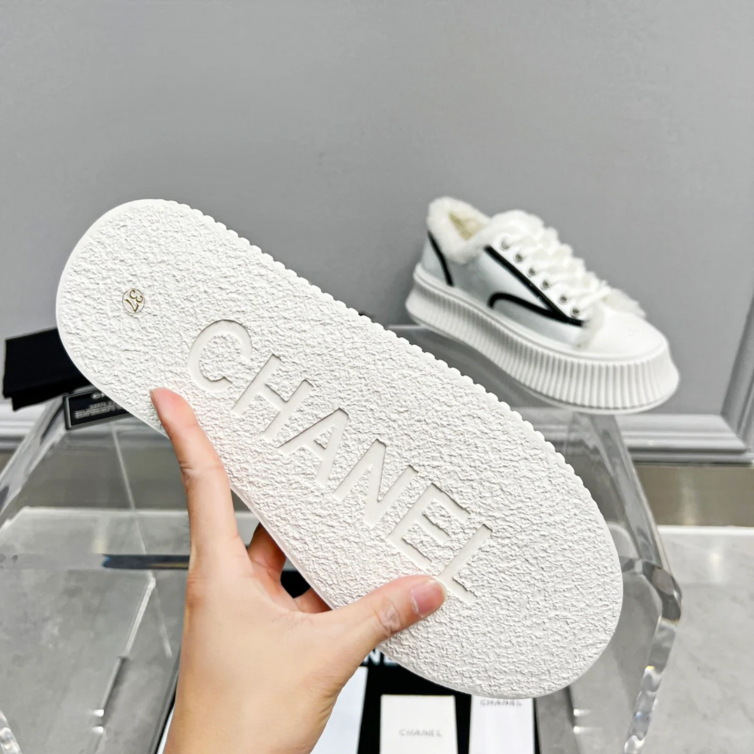 Весенняя коллекция Chanel 2022 — Пушистые повседневные туфли на платформе — Белые