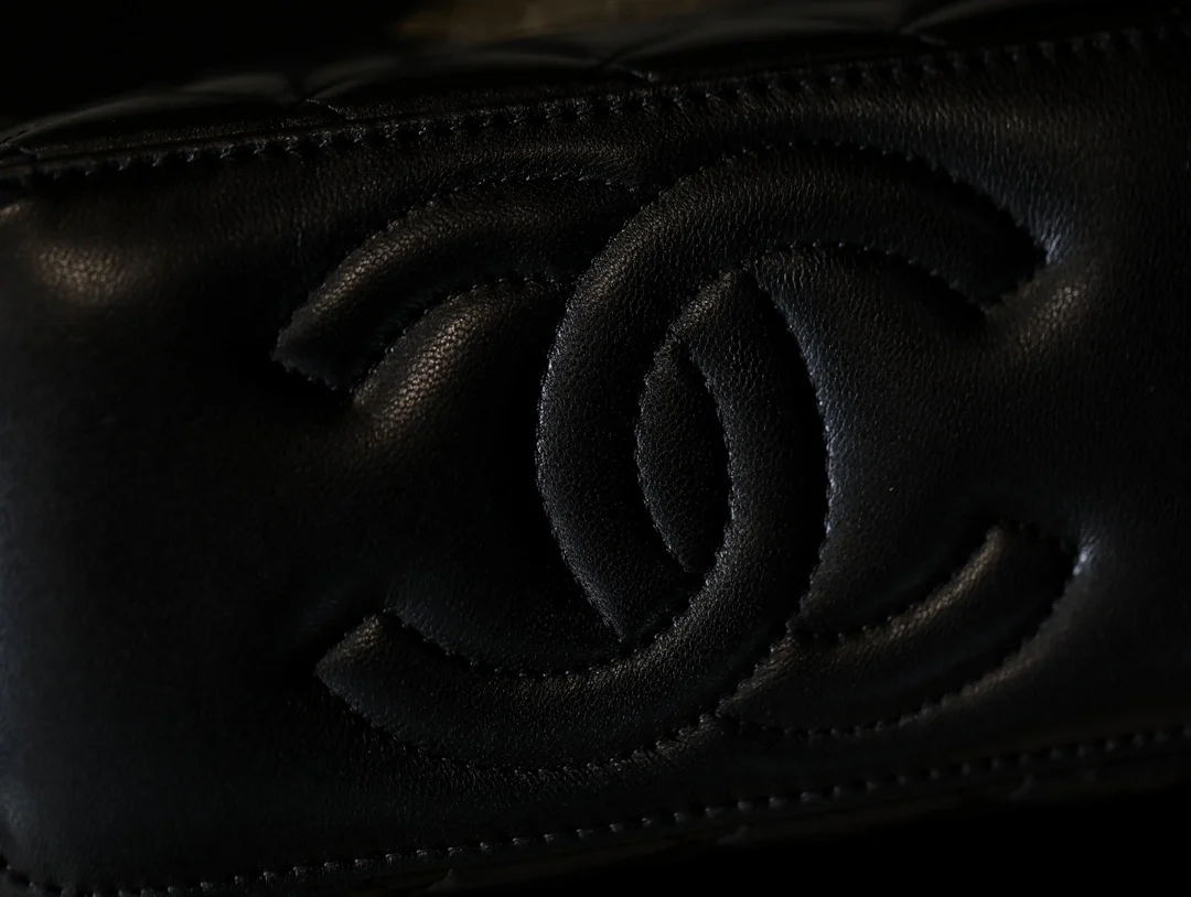 Новые поступления коллекции Chanel весна/лето 2023 - Футбольная коллекция - Длинная коробка с цепочкой и мячом - Черная