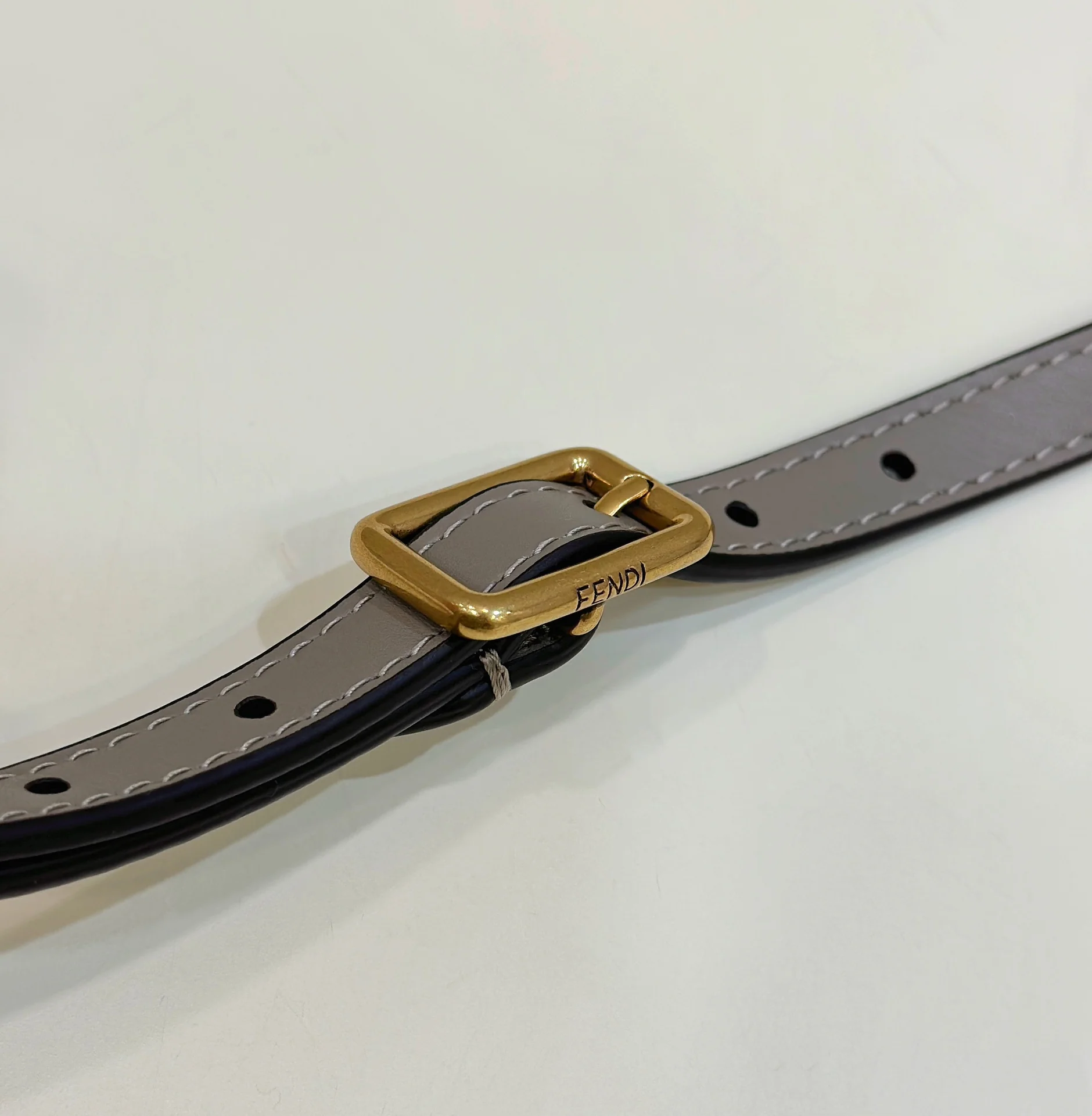 Сумка-седло Fendi в стиле ретро с клапаном — цементно-серый