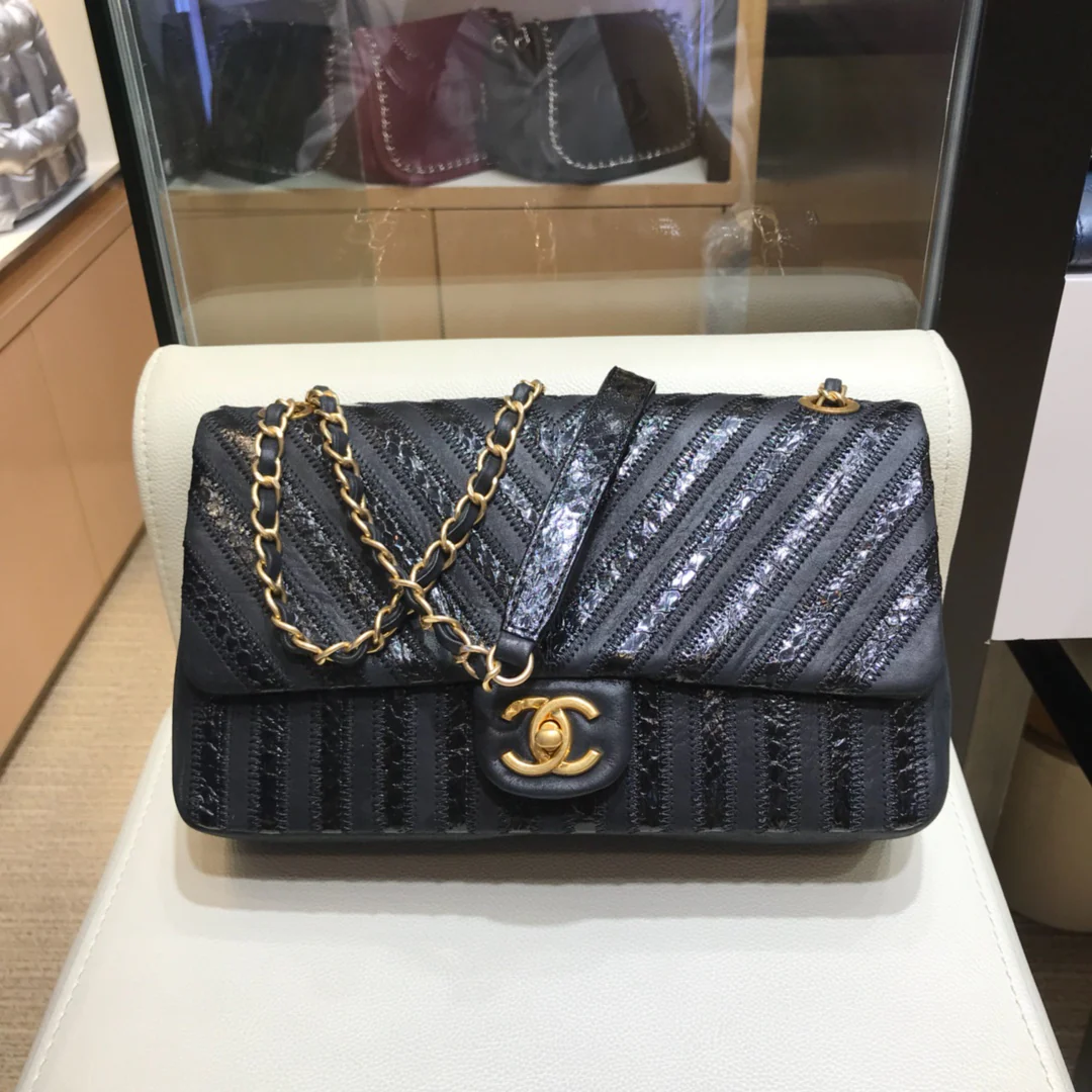 Chanel Осень/Зима 2018 - Лоскутная сумка из вощеной змеиной кожи с узором из овечьей кожи - CF