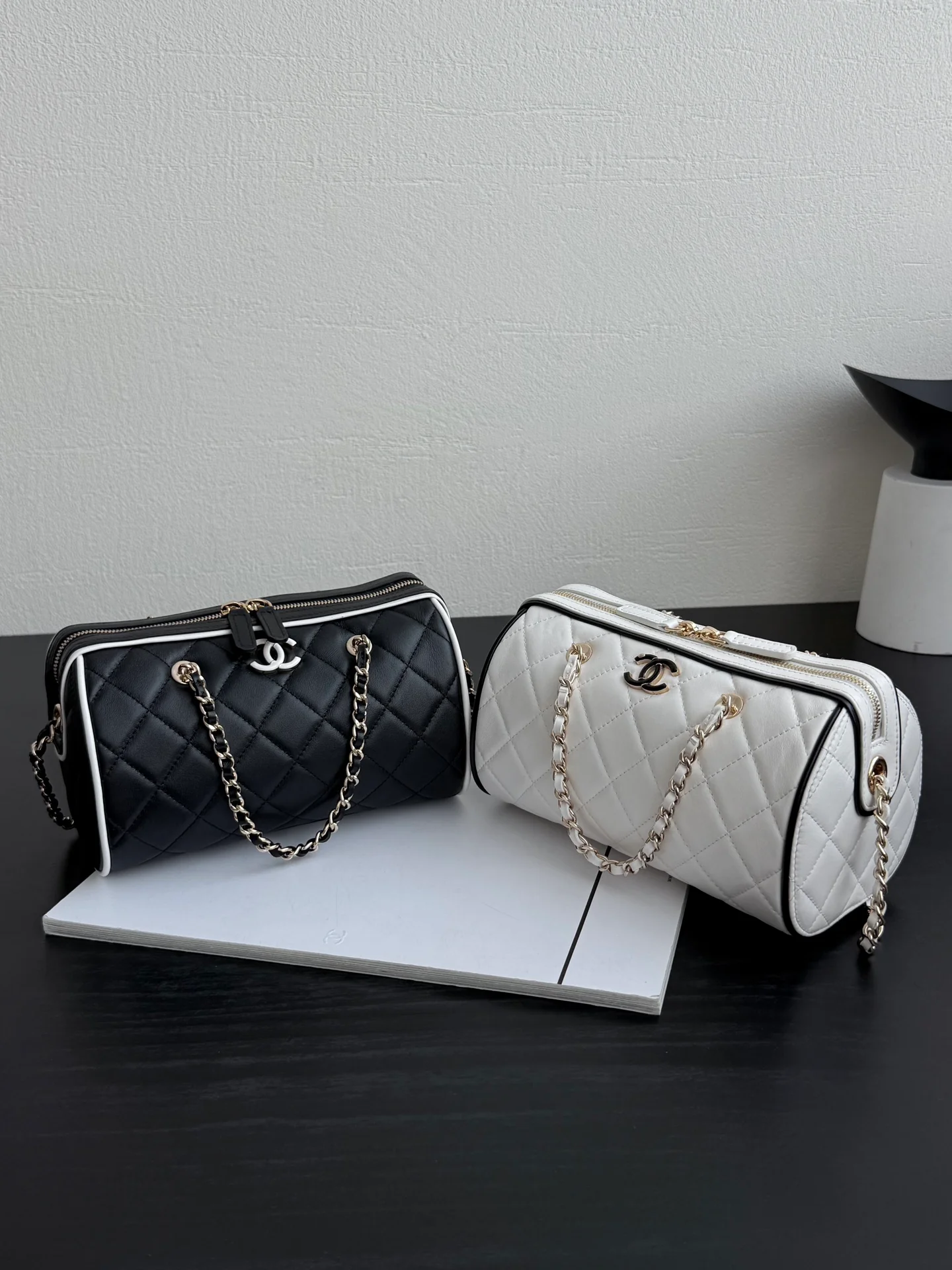 Мини-шар для боулинга Chanel 25 пенсов, весенне-летний, из овечьей кожи, белый с черной отделкой.