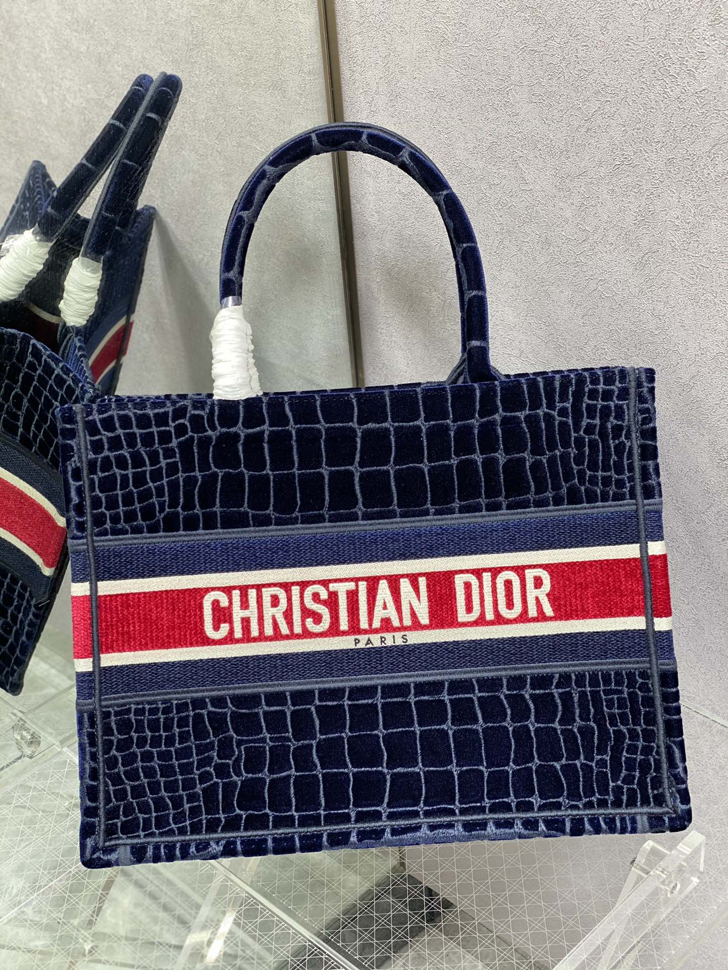 Сумка Dior Book Tote, маленький размер 36-5 см, с рисунком под крокодиловую кожу.