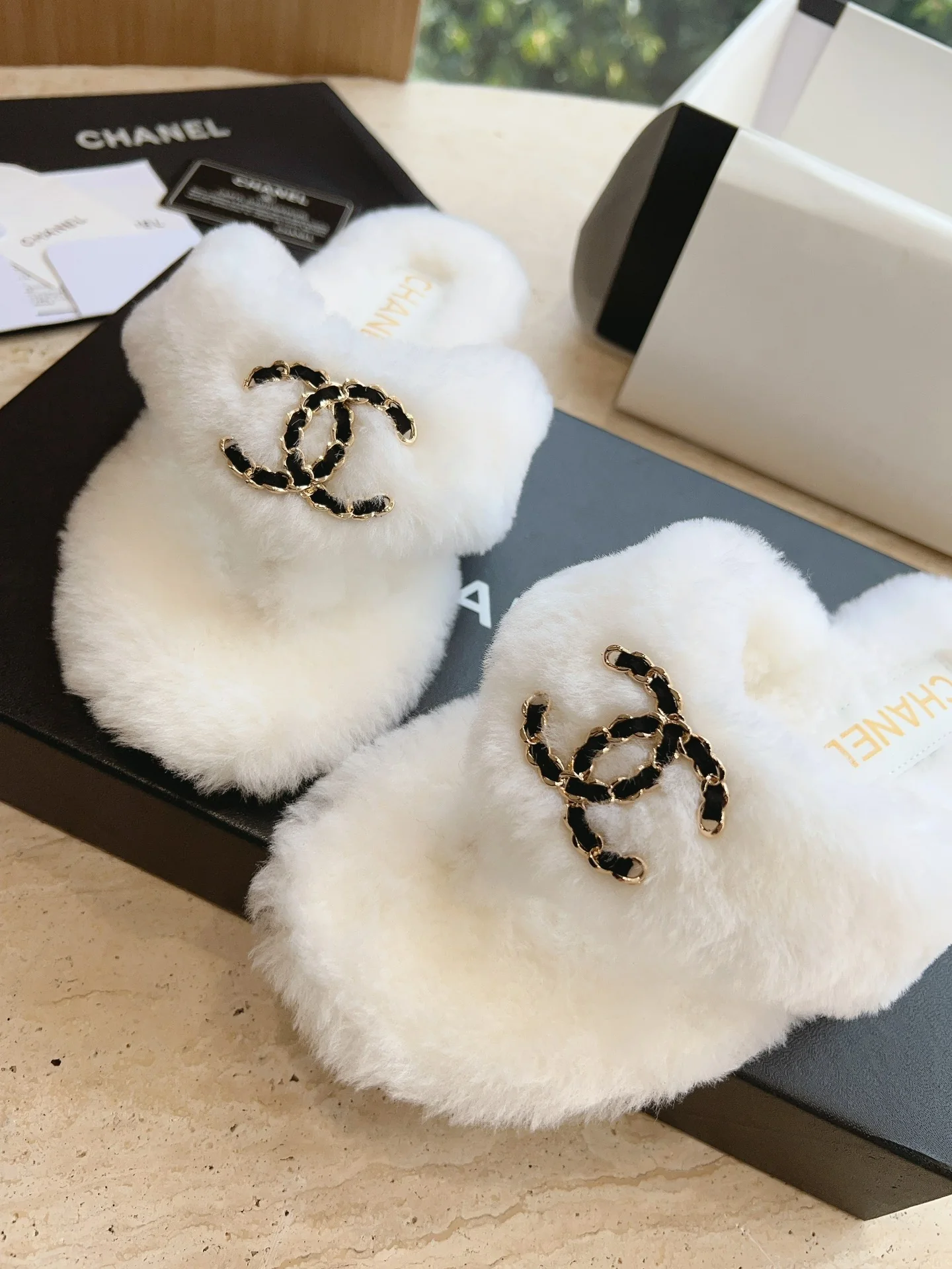 Новинка 2023 года от Chanel - Меховые шлепанцы - Белые