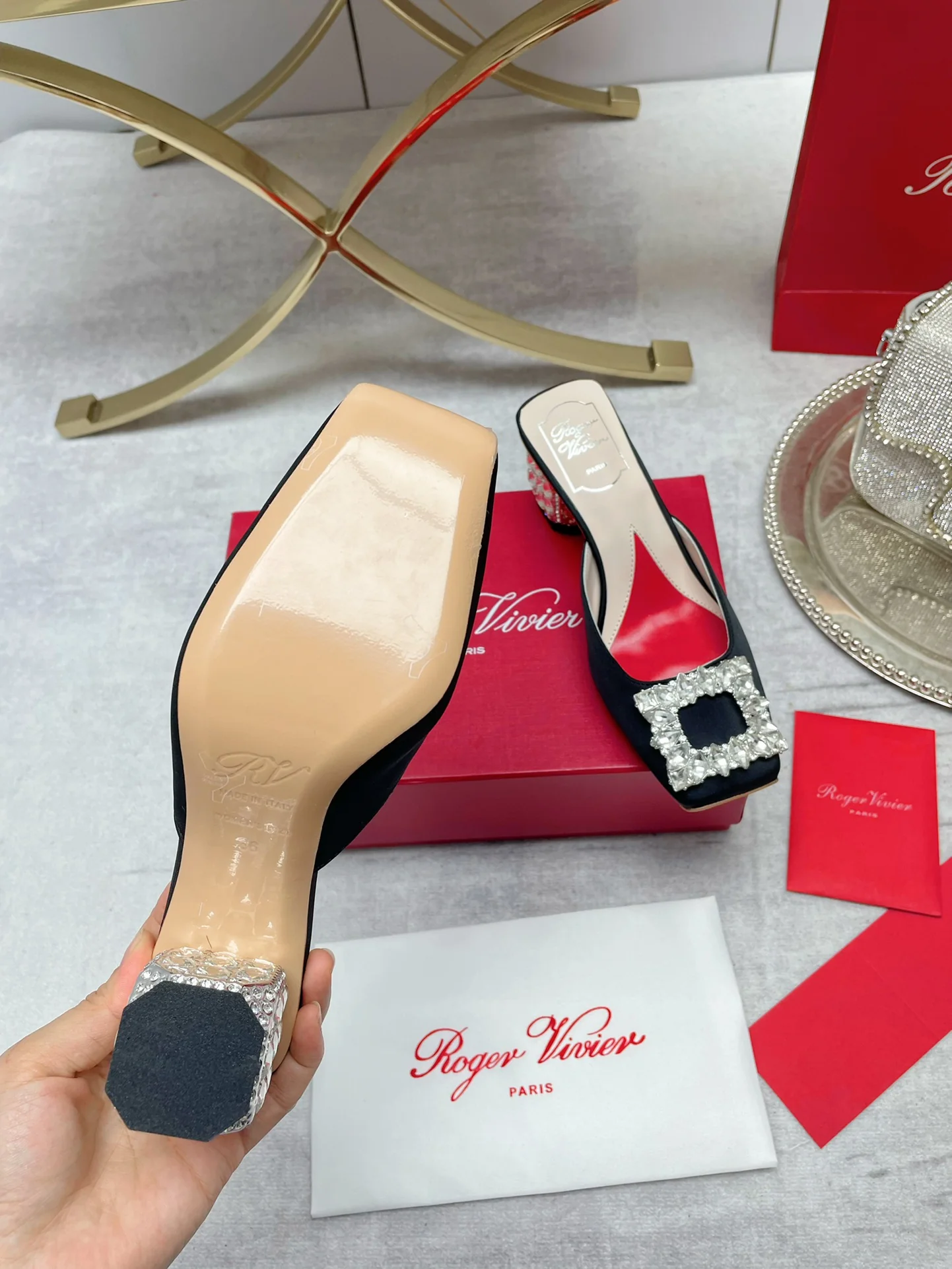 Обувь RV - Новинка сезона осень/зима 2022 - Мюли на низком каблуке с закрытым носком - Черные