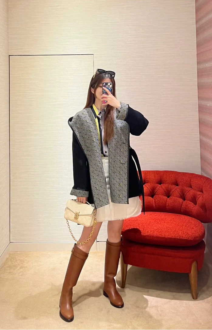 m46595-LV-pochette-metis-east-west-white