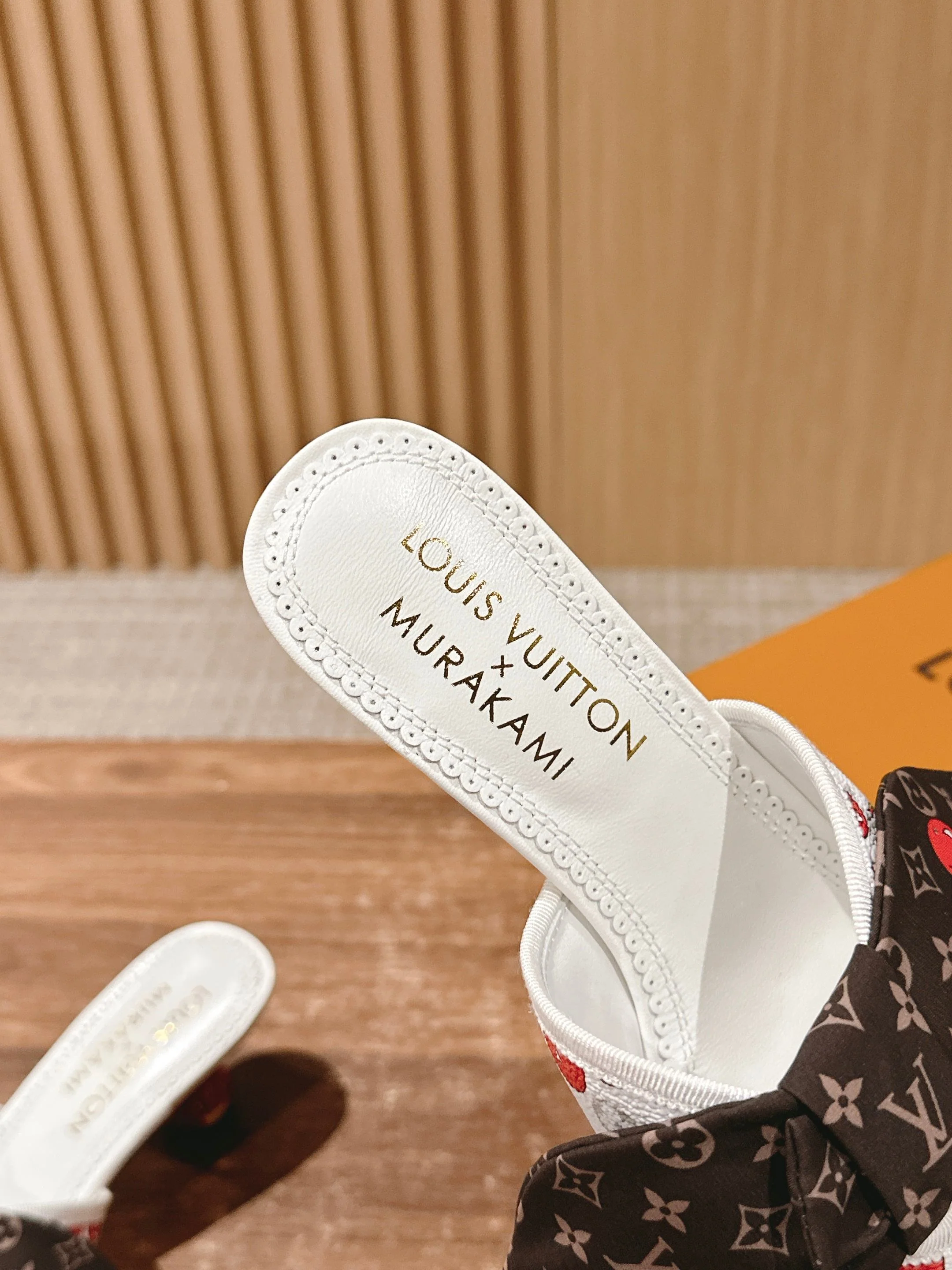 LV - Босоножки на низком каблуке с бантом и вишневым узором - Белые