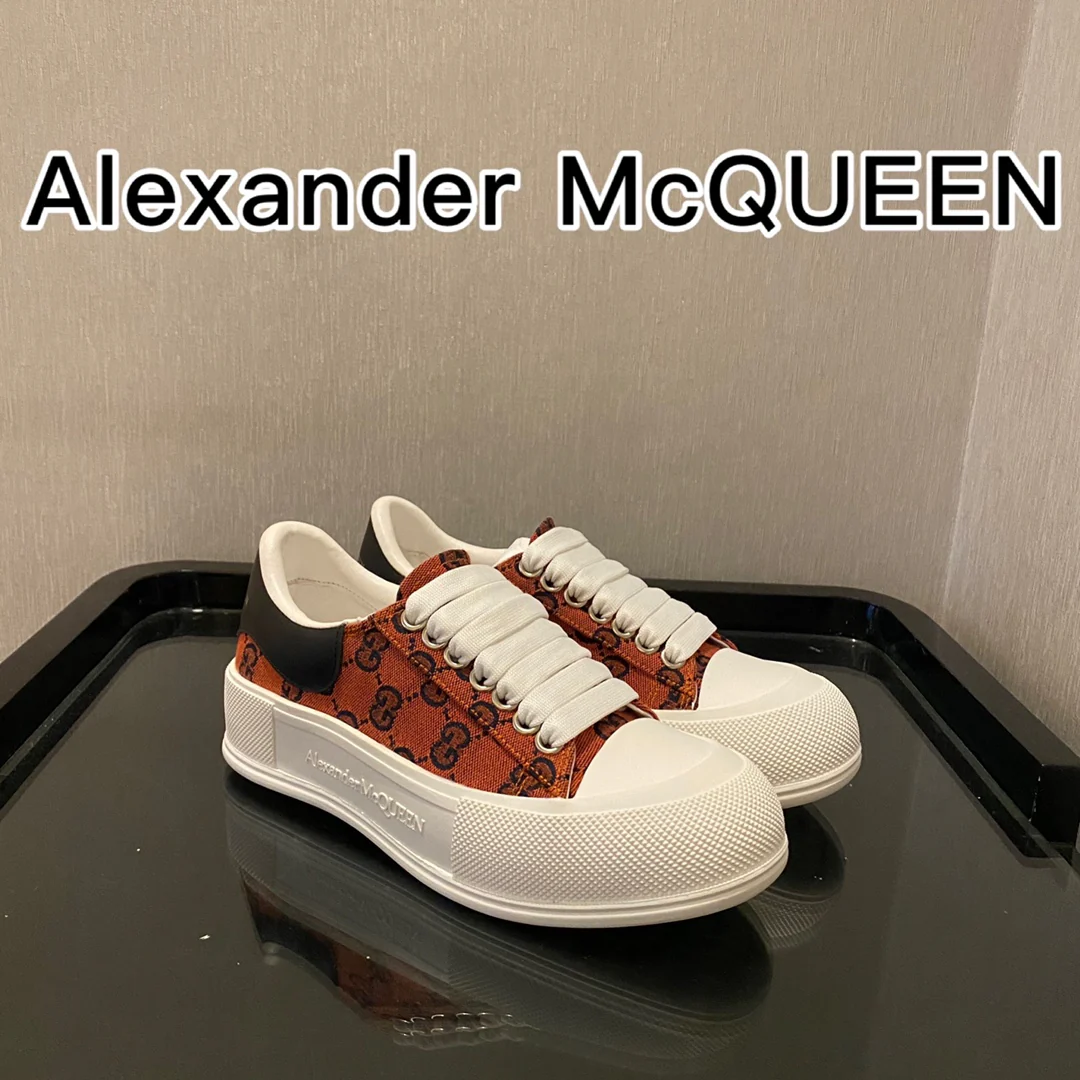 Кроссовки на платформе из парусины, созданные в сотрудничестве McQueen и G, красного цвета.