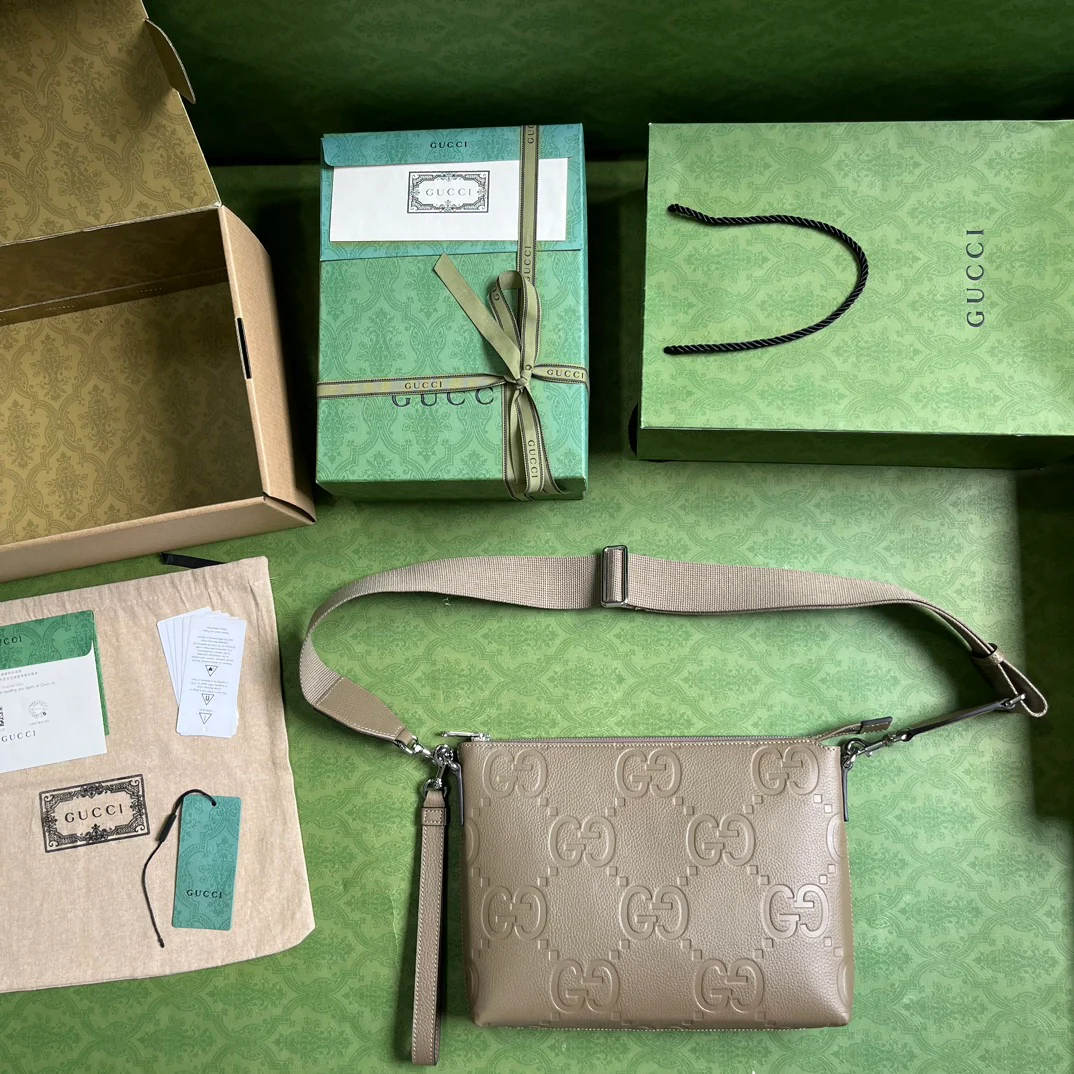 Сумка-мессенджер Gucci Embossed Medium