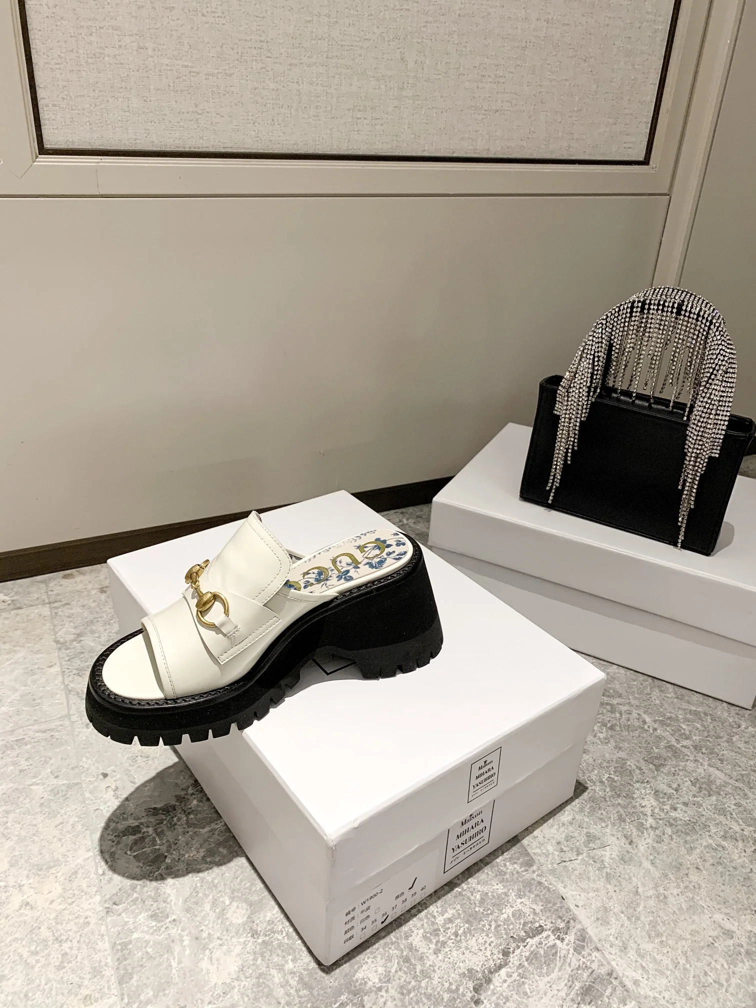 Сандалии Gucci Retro Street с пряжкой на платформе