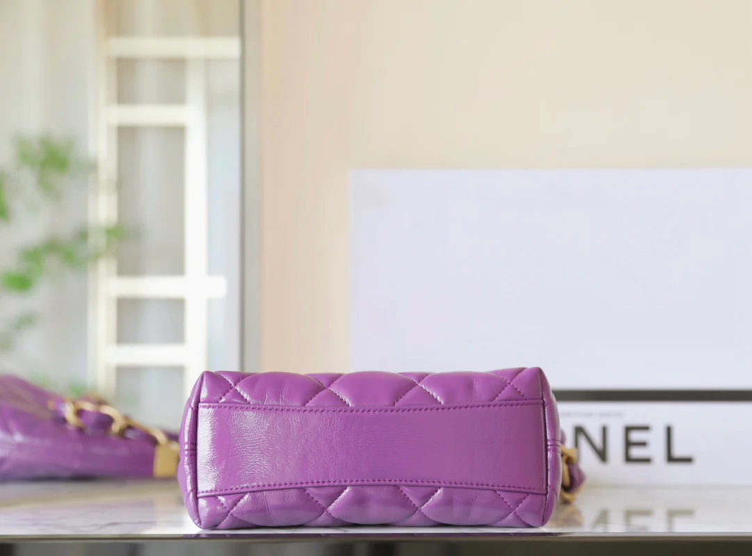 Сумка Chanel 24a Métiers d'Art из глянцевой овечьей кожи, маленькая, фиолетовая.