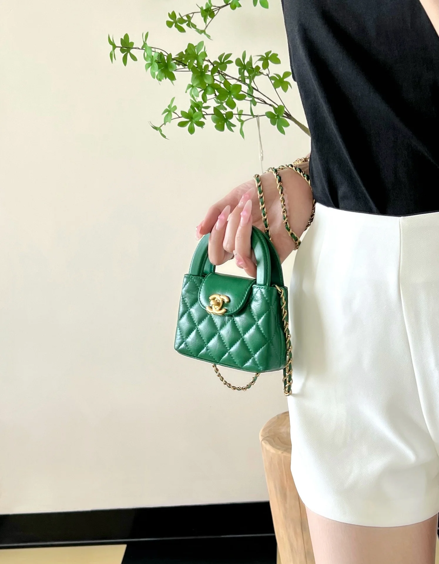 Мини-сумочка Chanel Kelly на цепочке - изумрудно-зеленая