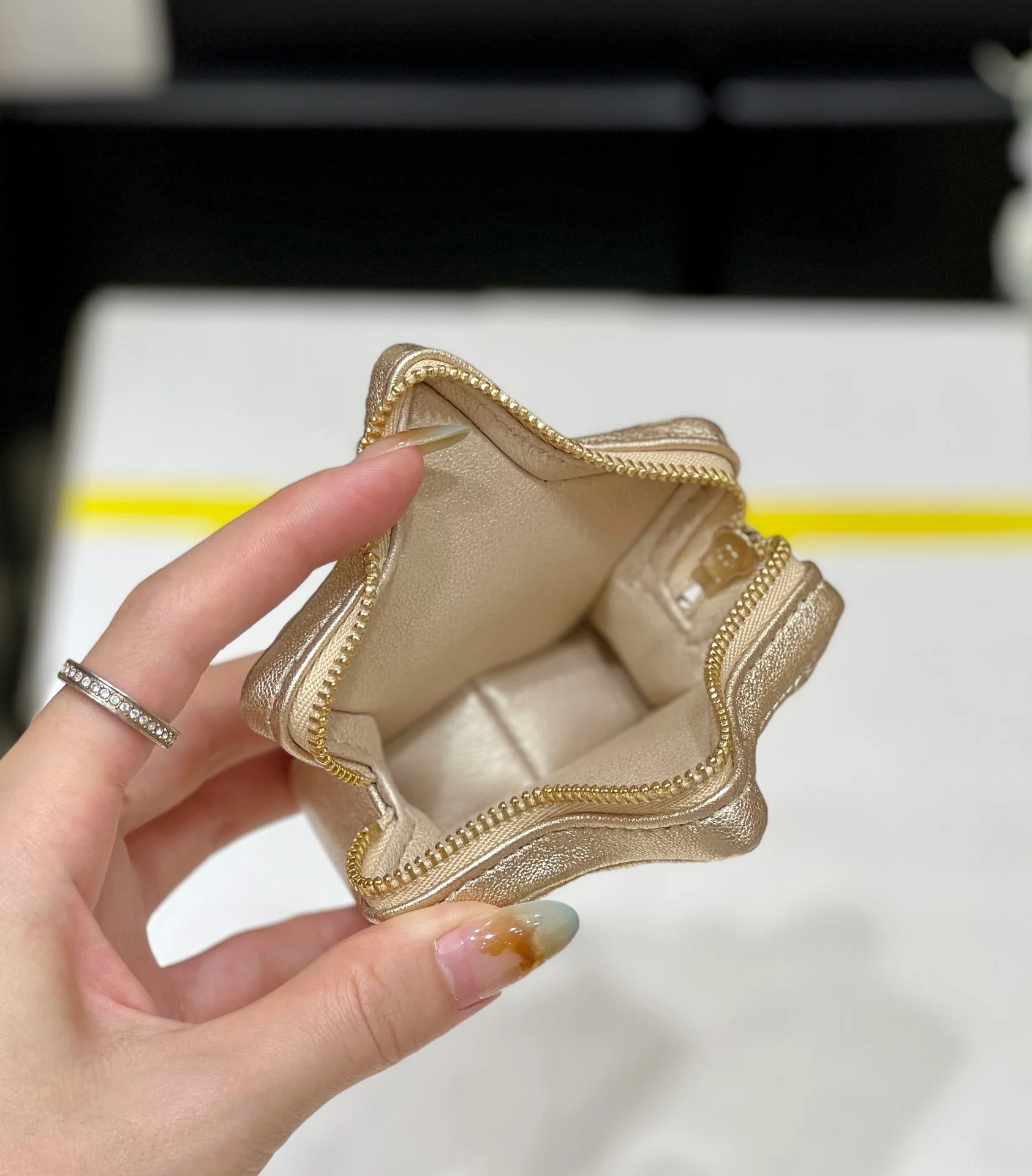 Весенняя коллекция Chanel 24c - Золотой кошелек для монет со звездным узором