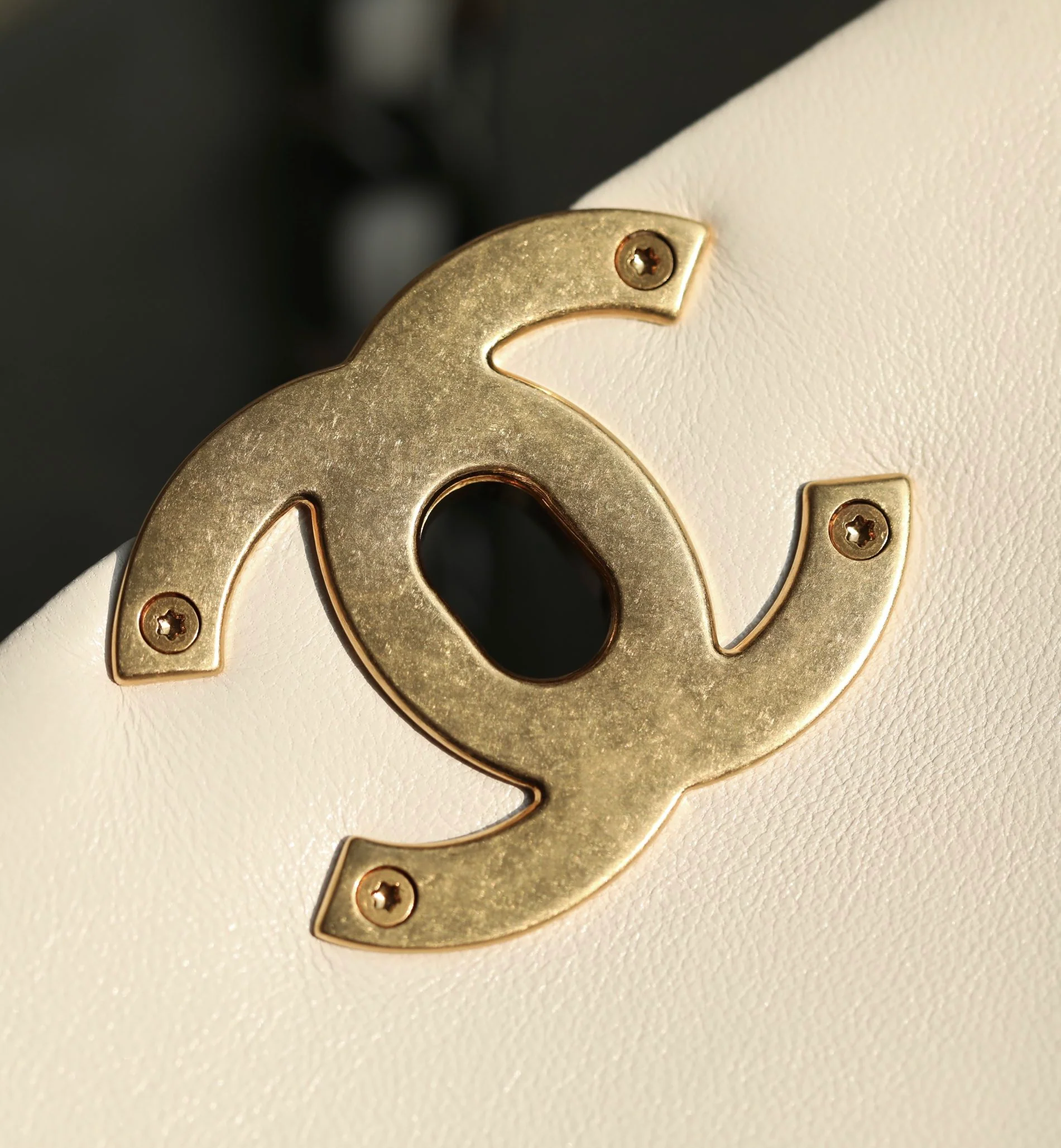 Маленькая сумочка Chanel 19bag - белая.