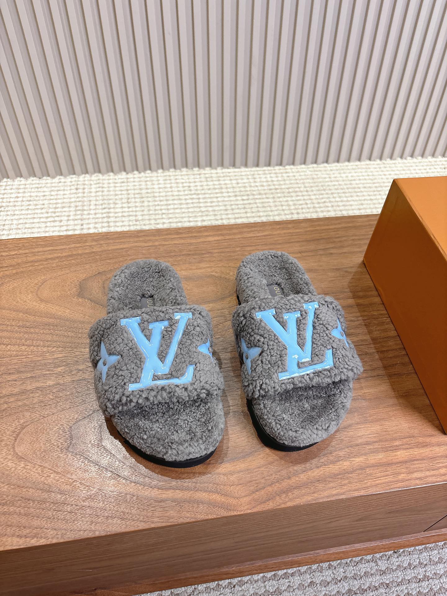 LV-2024 Шерстяные тапочки - Серые