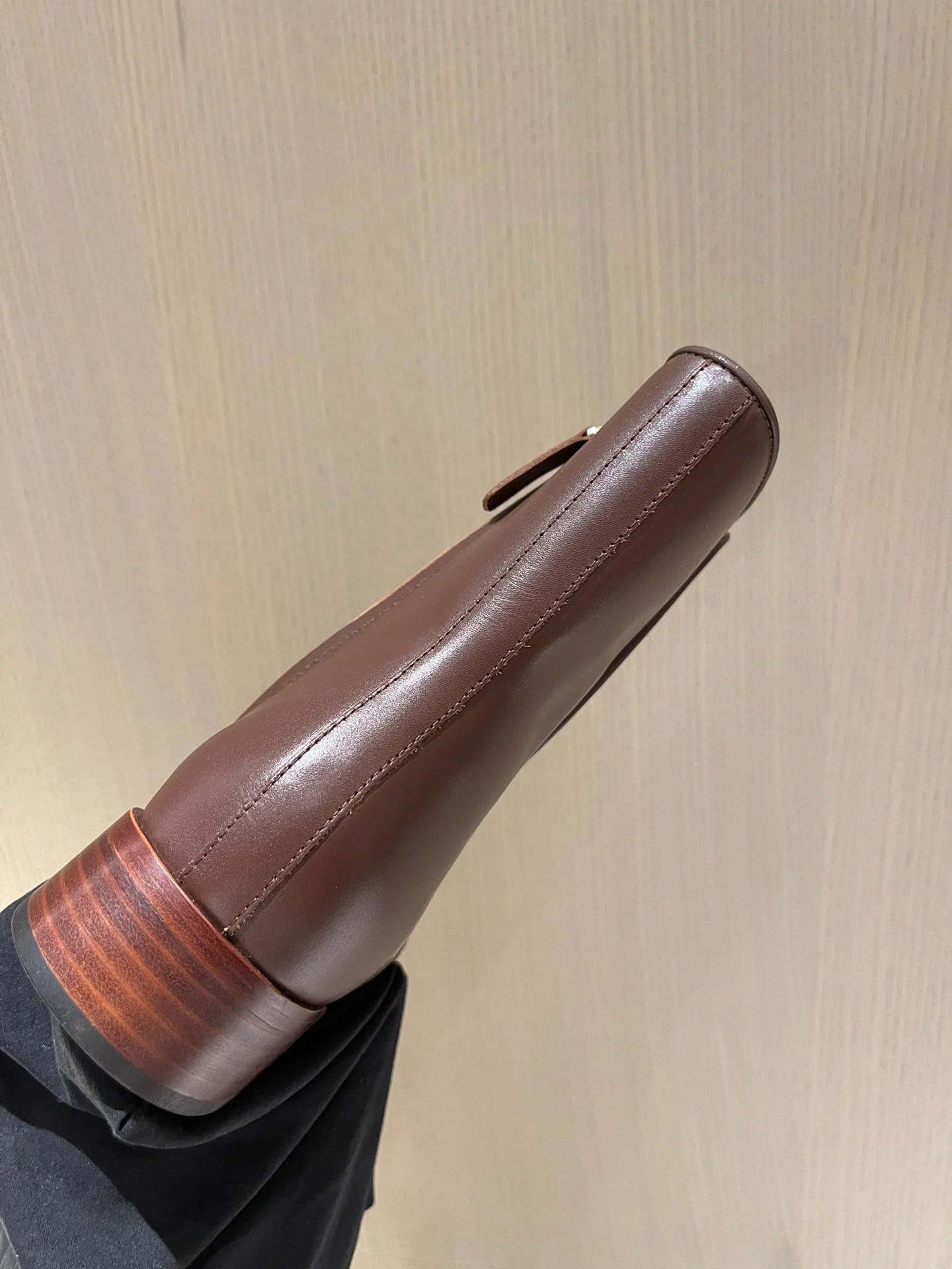 Tods - Новинка сезона осень/зима 2022 - Ботильоны на толстом каблуке крупной вязки с золотой пряжкой - 2