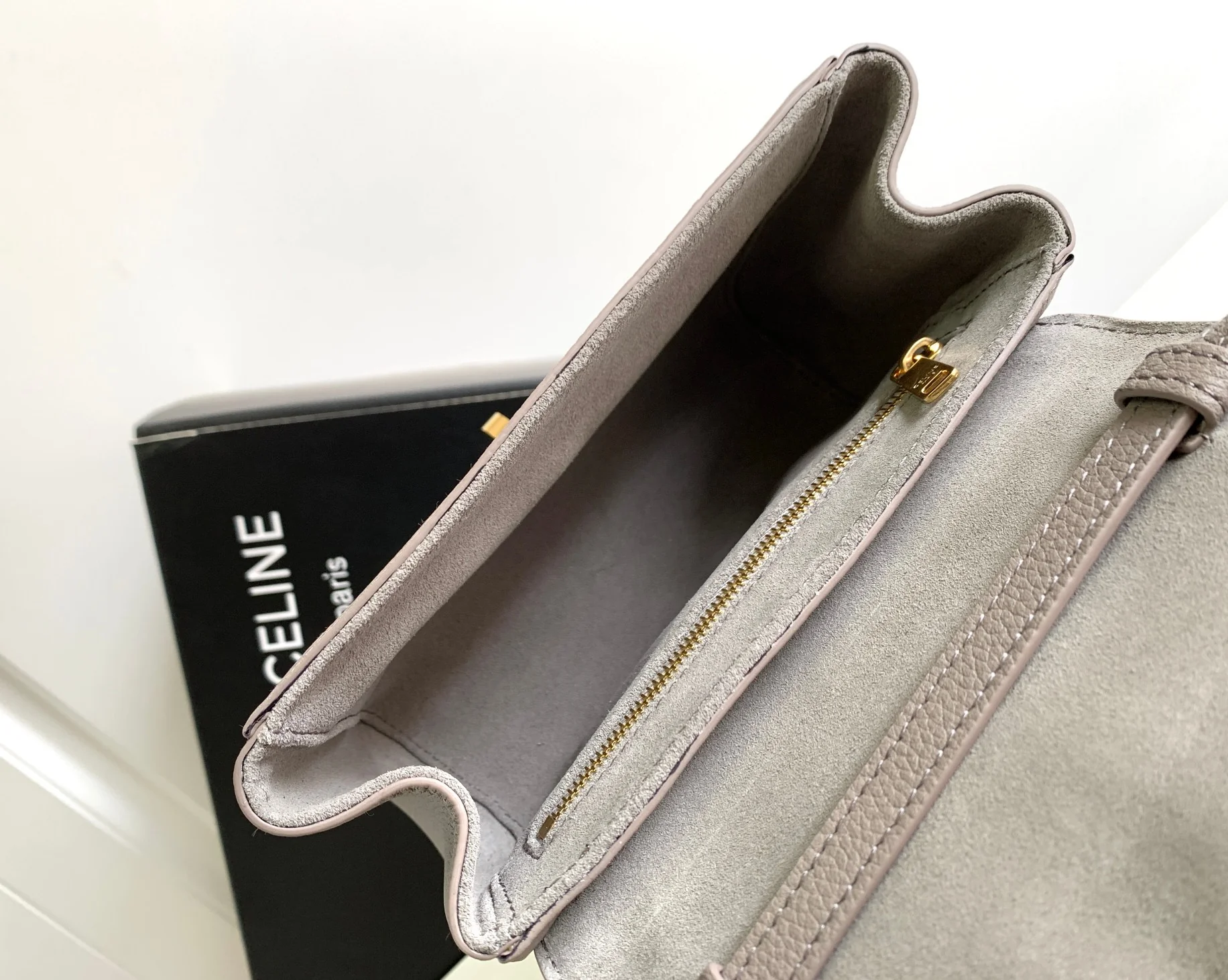 Новинка весны 2023 года от Celine - Миниатюрная сумка из мягкой зернистой телячьей кожи (16%) - Серая