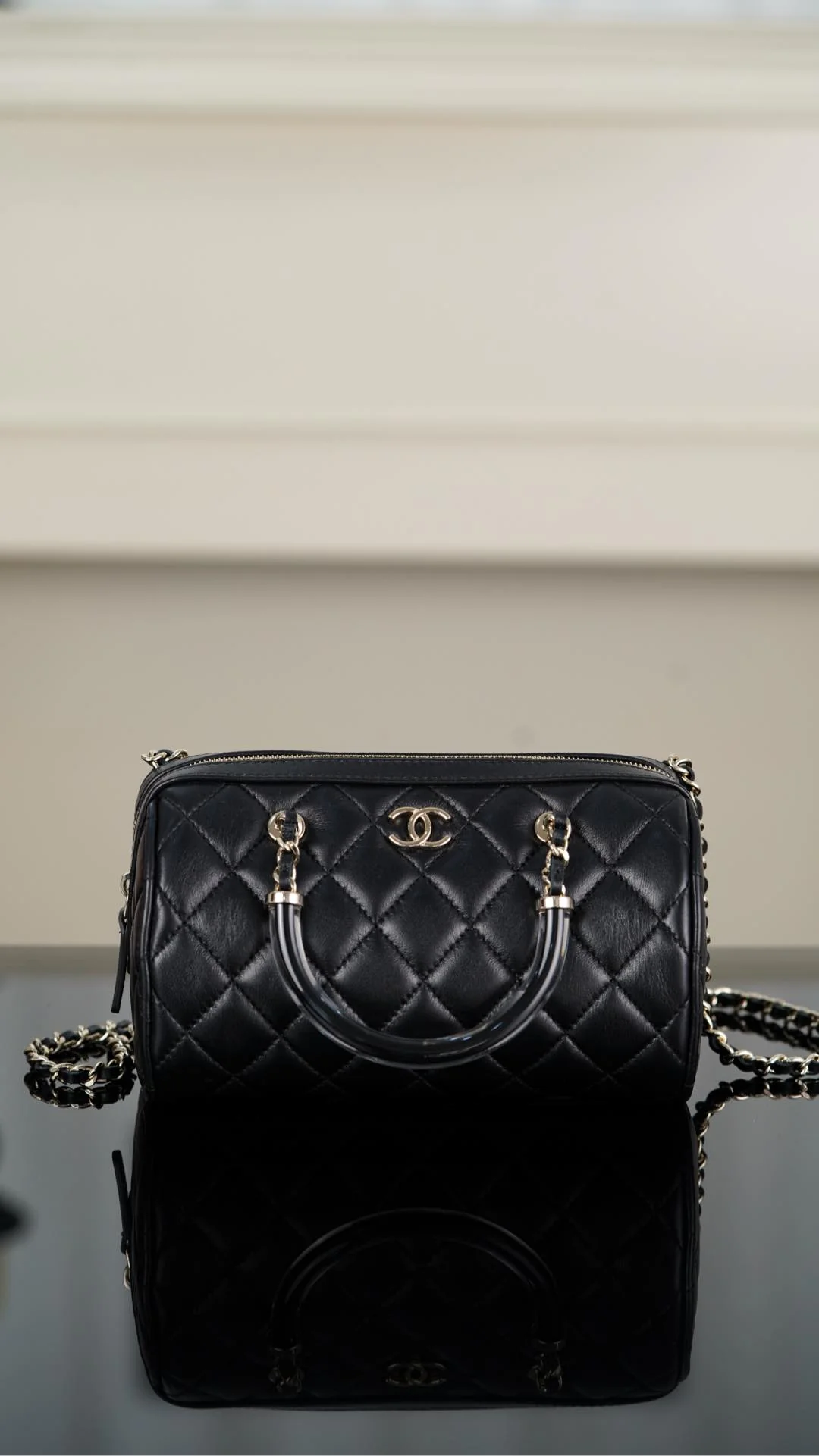 Сумка Chanel 25c Boston Bowling Bag — черно-золотая.