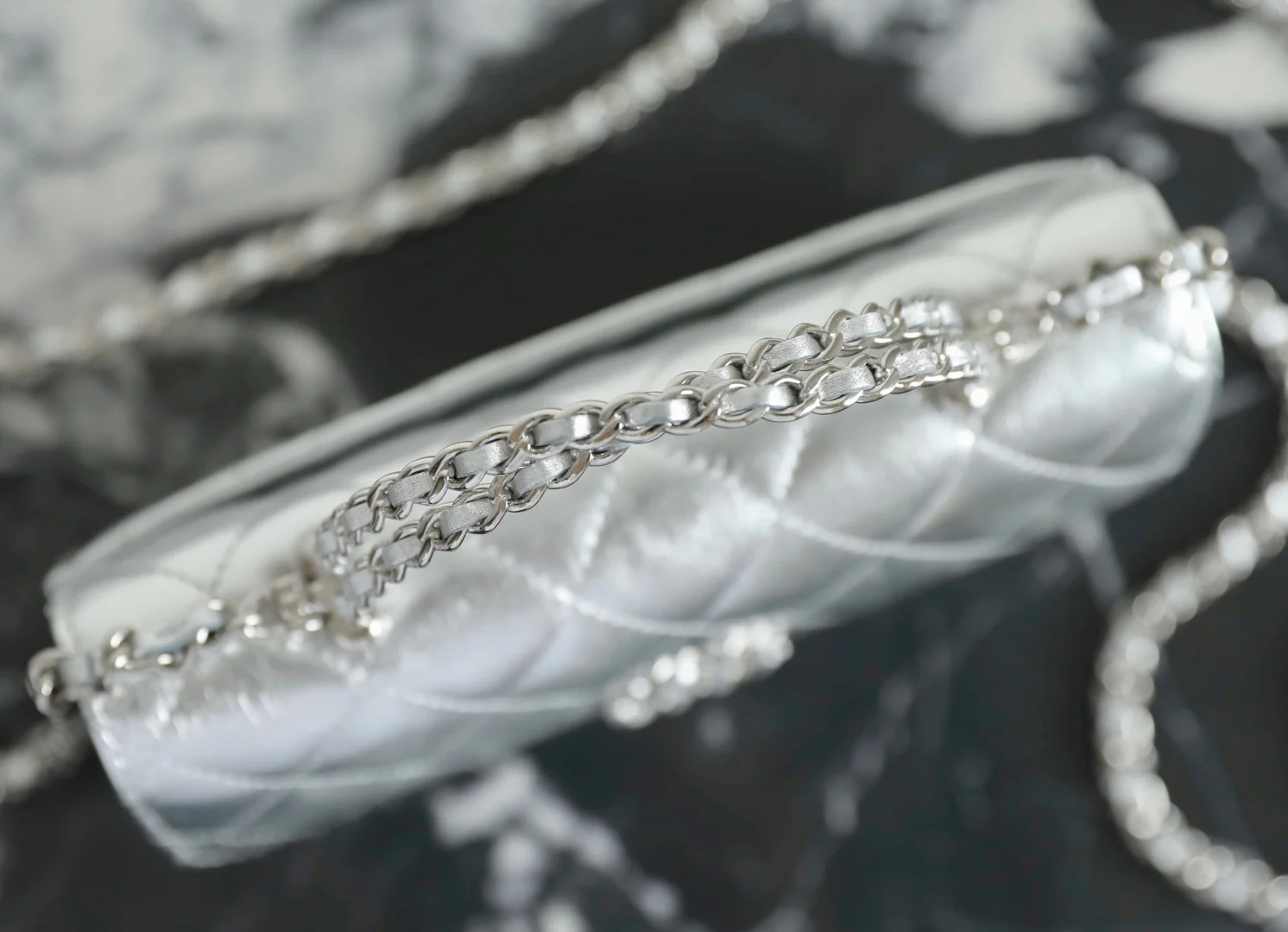 Chanel - ??? - Ручки через плечо - Металлический серебристый - Серебряная пряжка