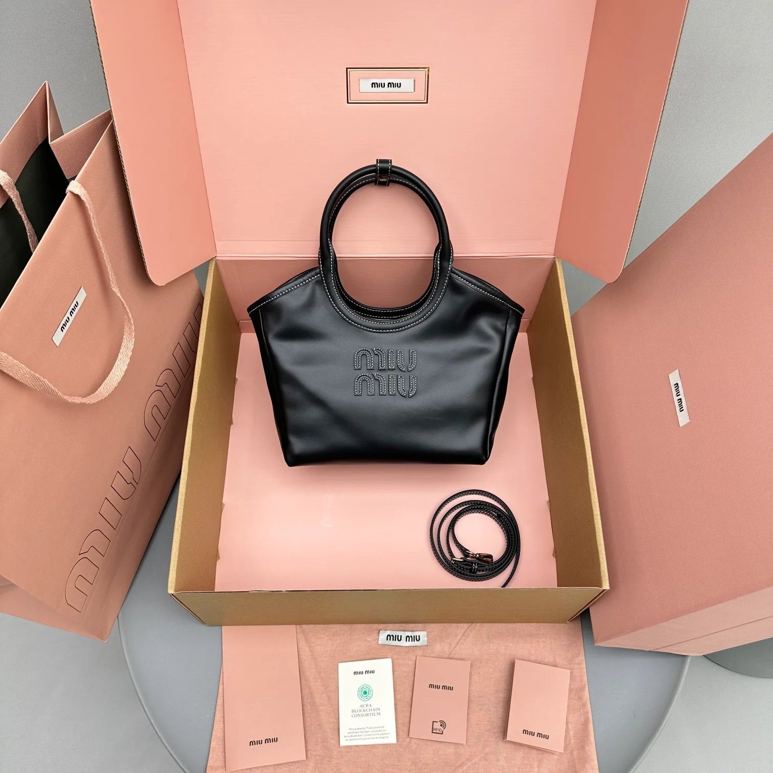 Сумка-тоут Miu Miu Ivy - маленькая, черная.