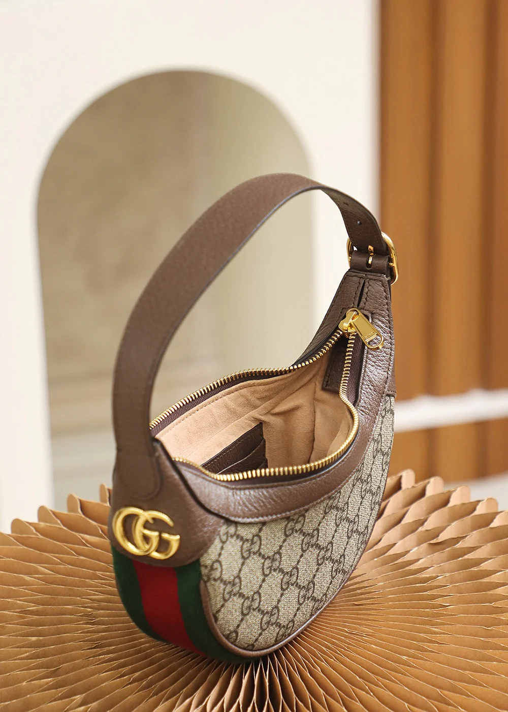 Сумка-подмышка из коллекции Gucci Ophidia