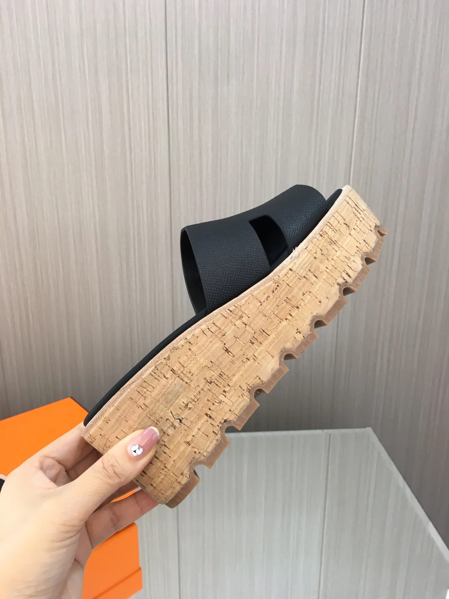 Новинка сезона весна/лето 2023 от Hermes - кожаные тапочки на платформе с принтом пальм - черные.