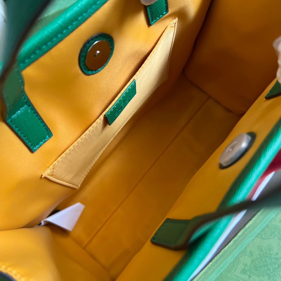 Сумка-тоут Gucci Ophidia Medium (28x26 см, 5x9 см) с зеленым узором в виде парусника.