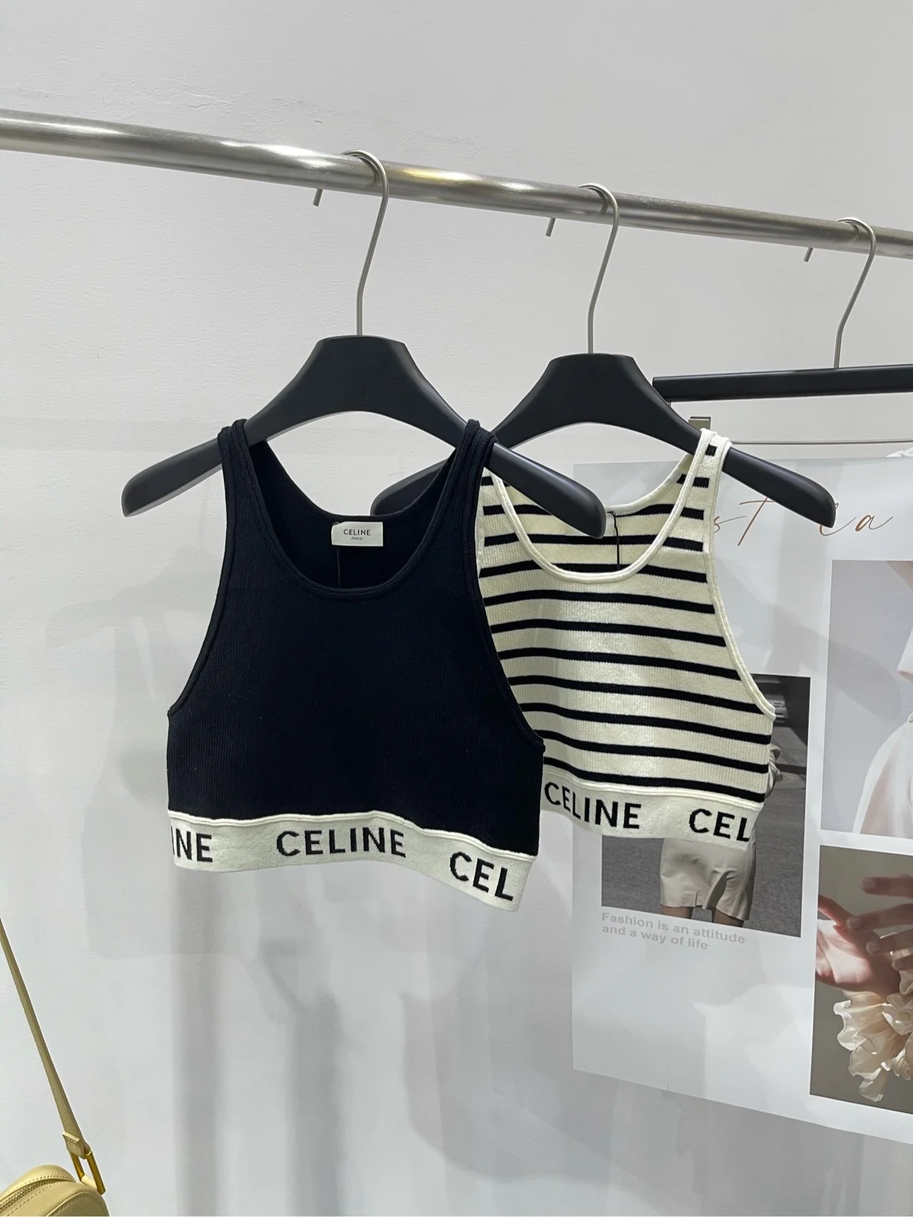 Celine-2403 Короткий жилет с вырезом на спине, бежевыми полосками, черной и белой отделкой.