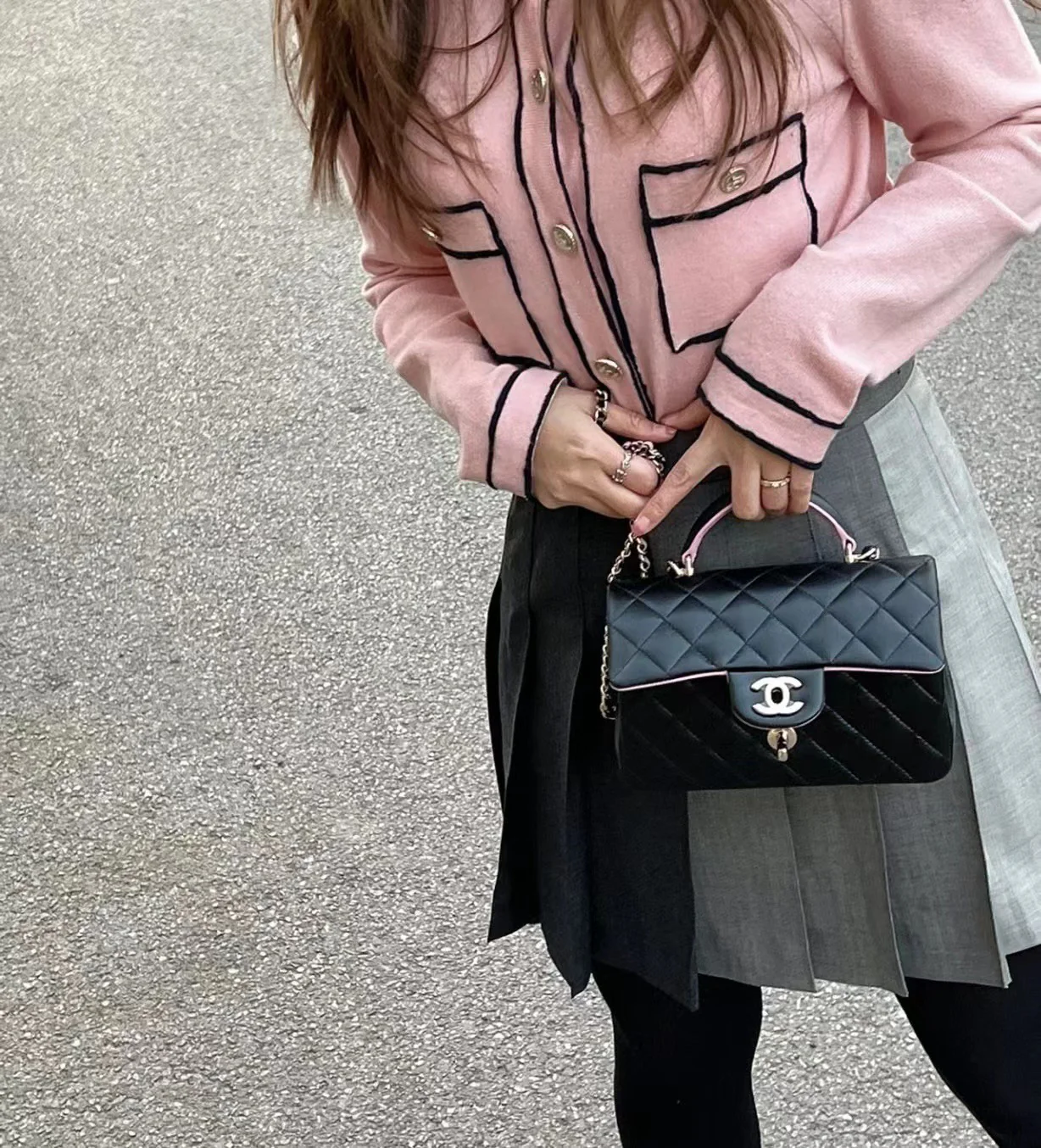 Новинка сезона весна/лето 2023 от Chanel - сумка CF - 20 см - черно-розовая - на фото.