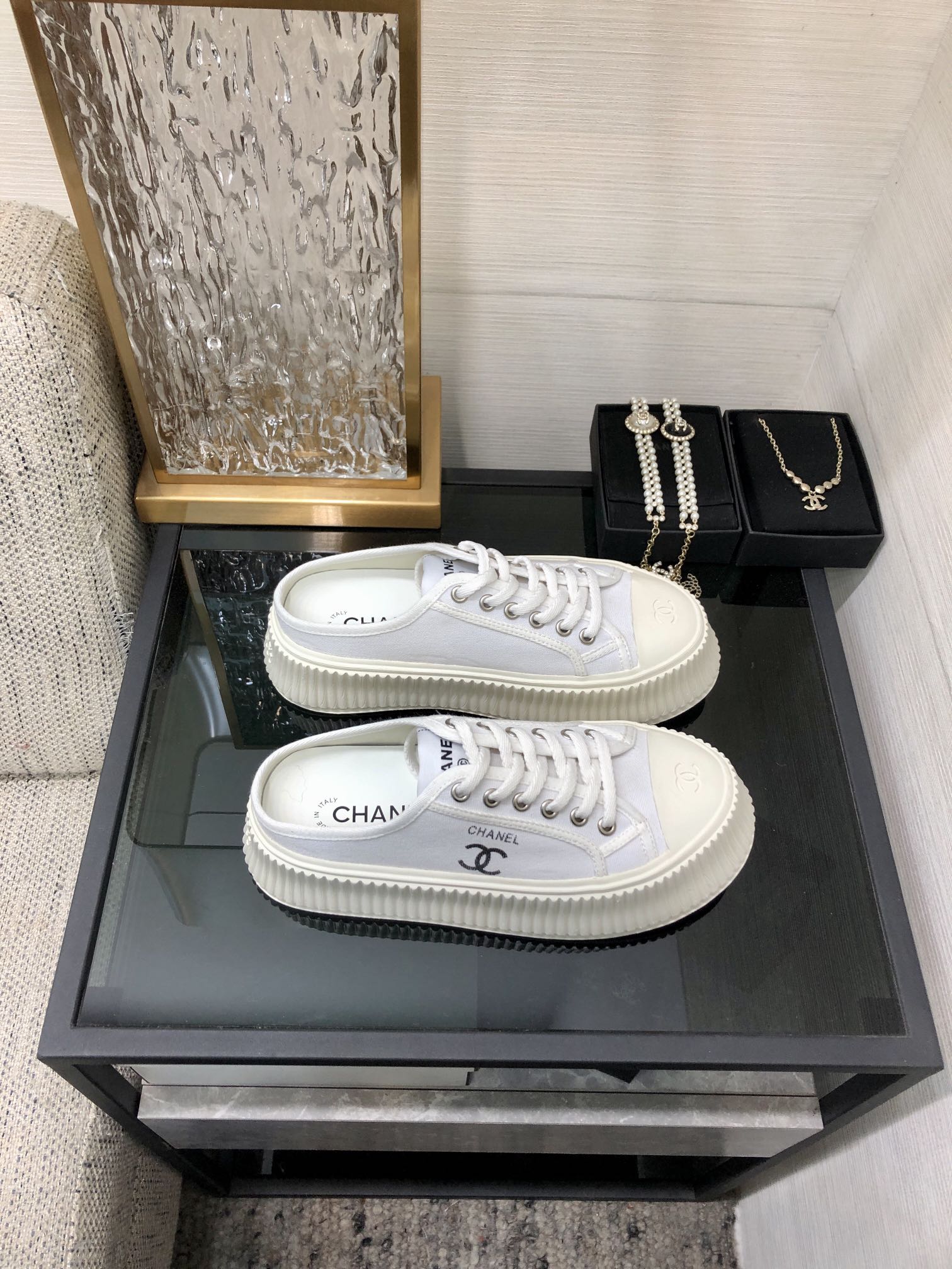 Новинка сезона весна/лето 2023 от Chanel - Тапочки на платформе из парусины - Белые