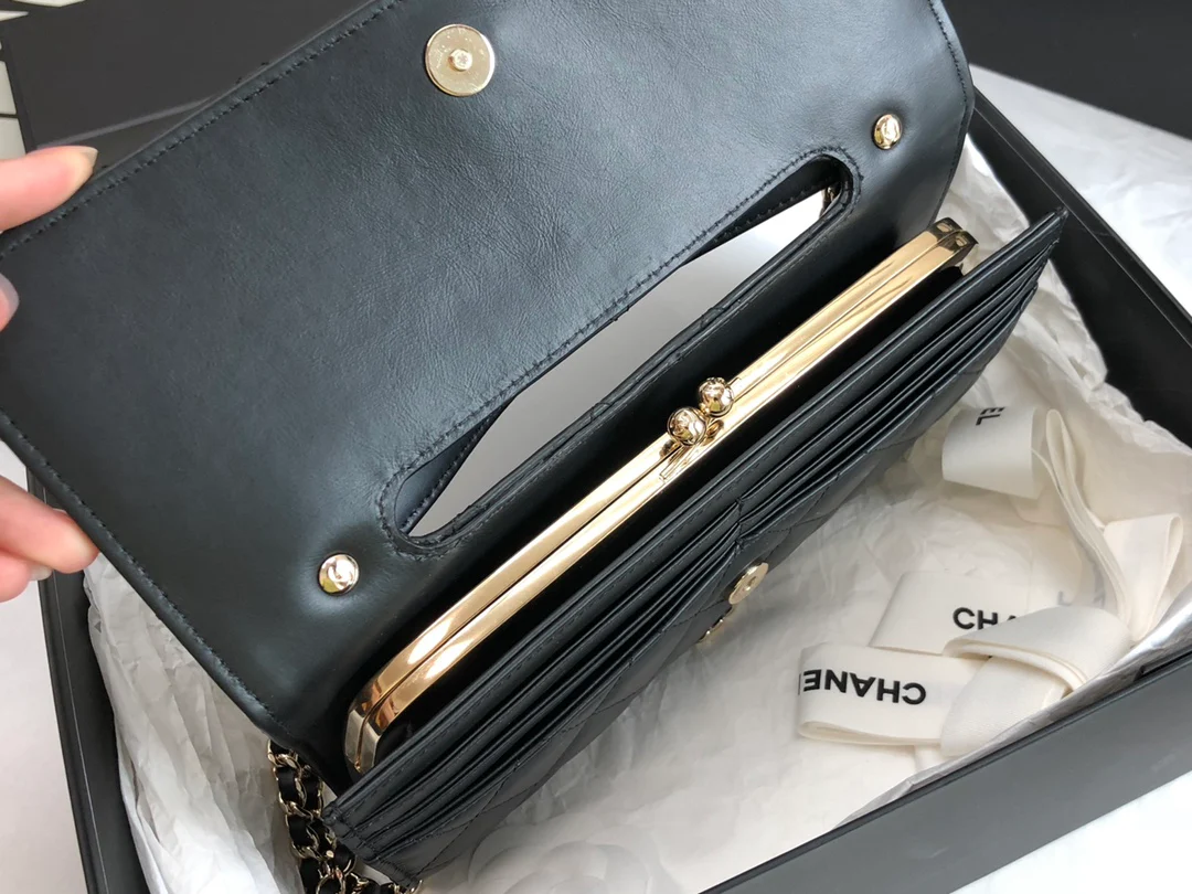 Вечерняя сумочка Chanel, новинка 2022 года - черная.