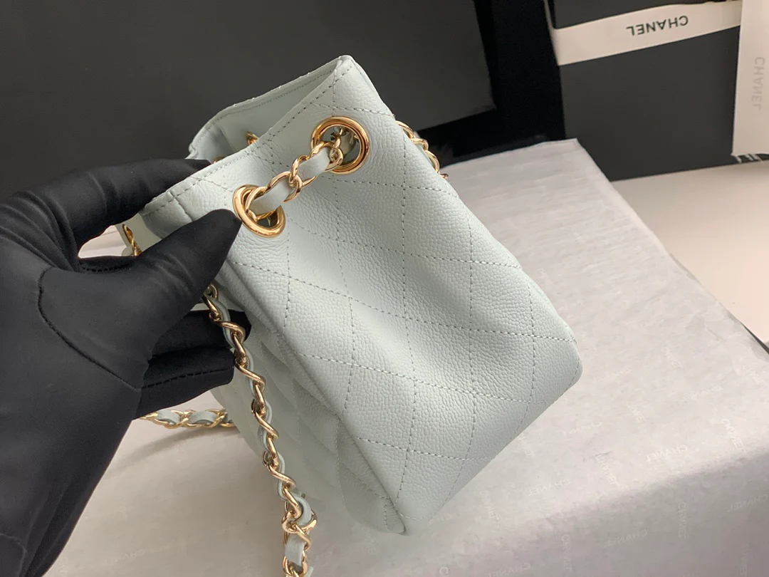 Новая сумка-тоут Chanel весна/лето 2022 — серая.