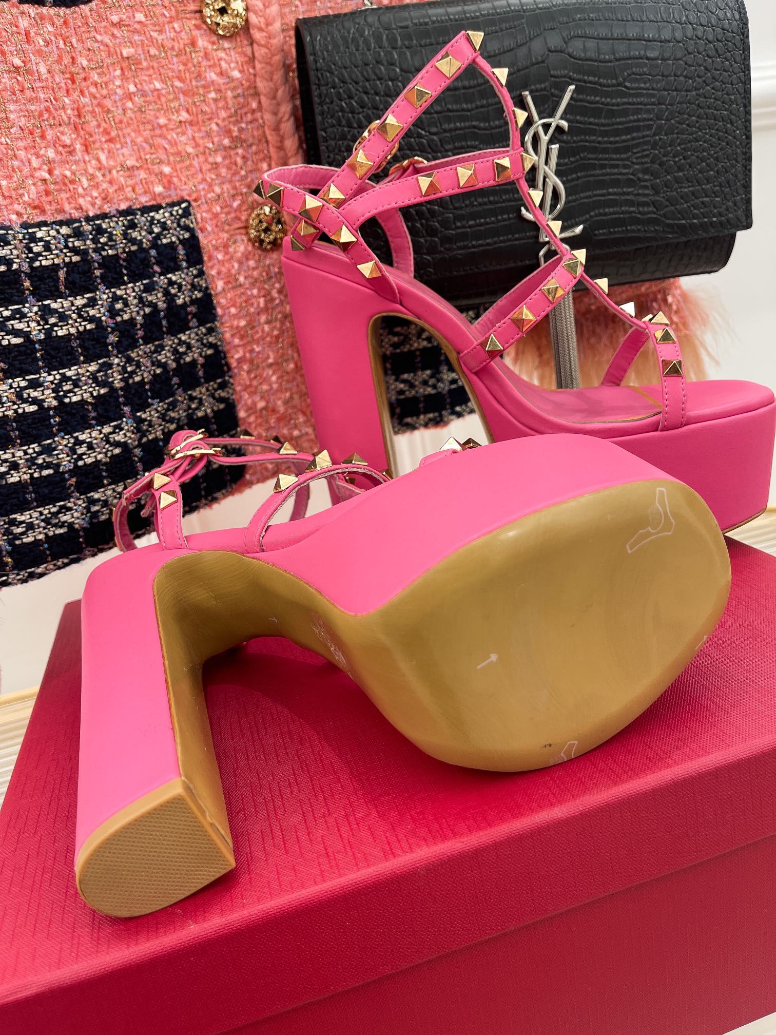 Босоножки на высокой платформе Valentino с заклепками — розовые