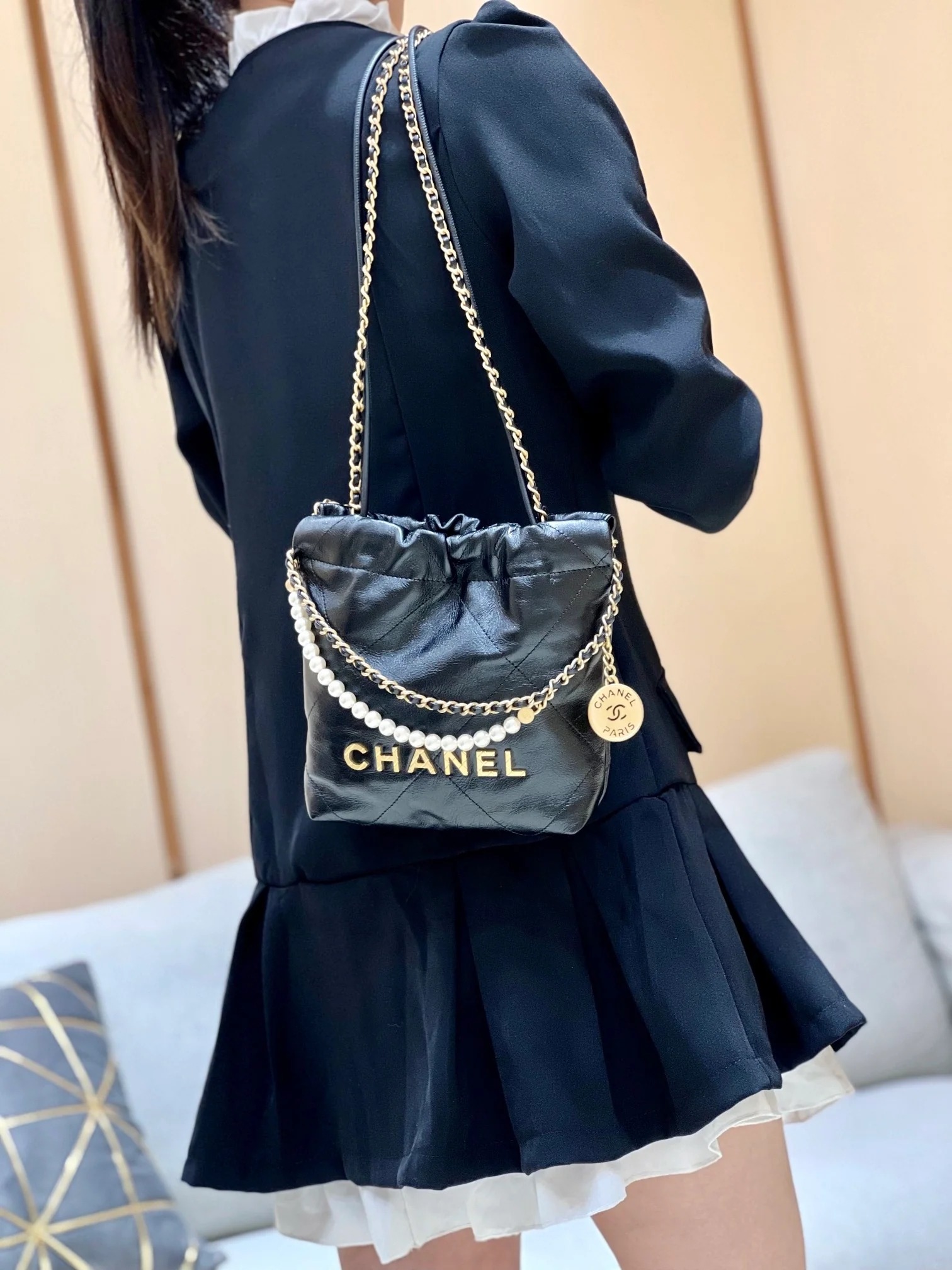 Сумка Chanel No. 22 - черная - двойная цепочка - жемчужная цепочка