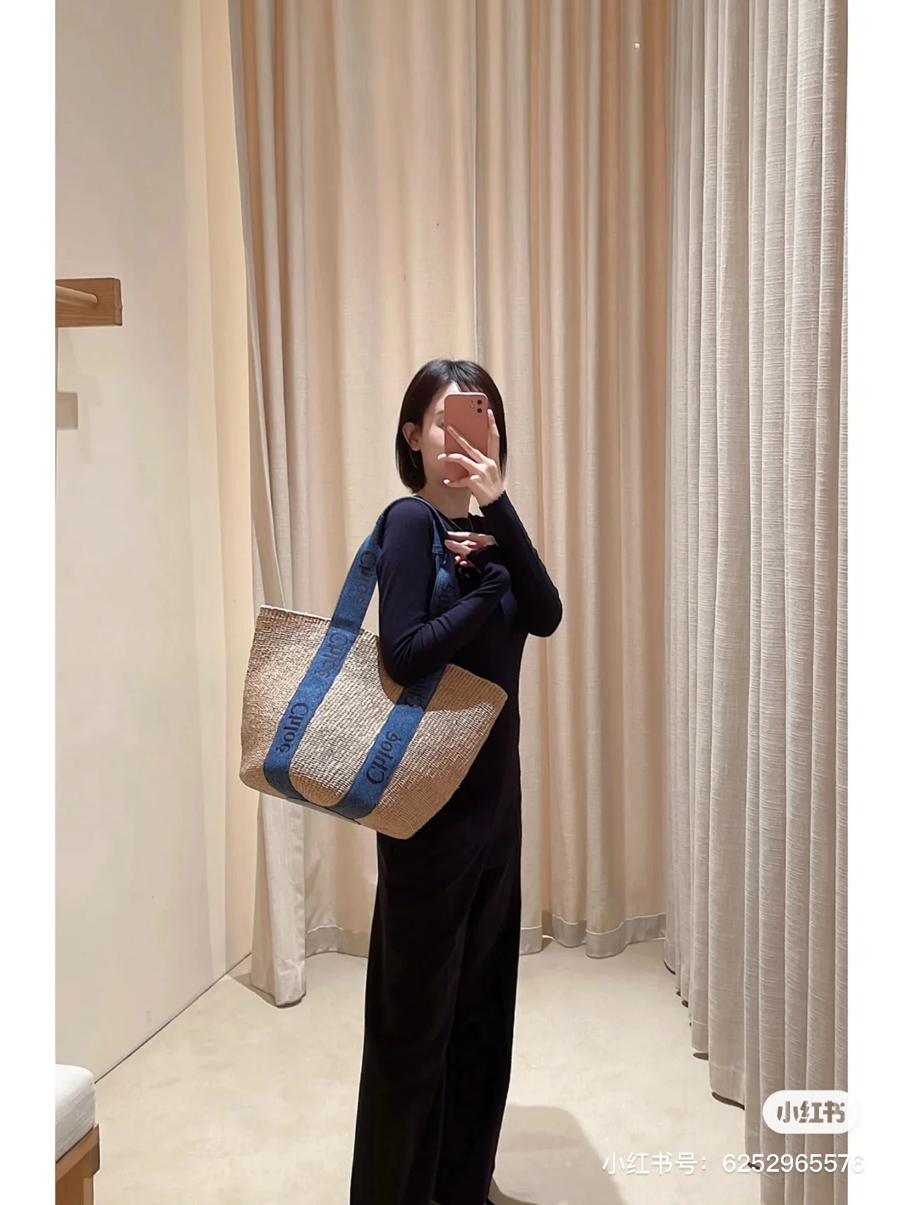 Новинка весны 2023 года от Chloe - Плетеная соломенная сумка Woody - Джинсово-синий цвет