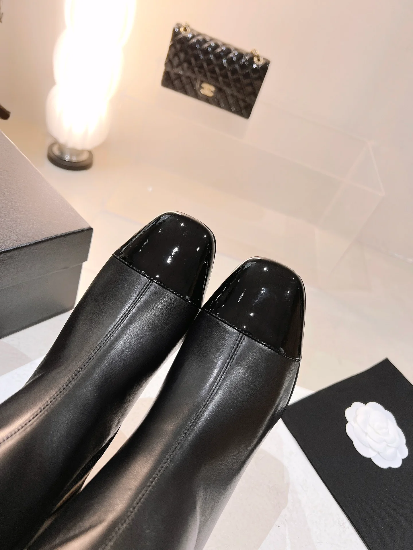 Новинка сезона осень/зима 2022 от Chanel - Высокие сапоги - Глянцевый черный