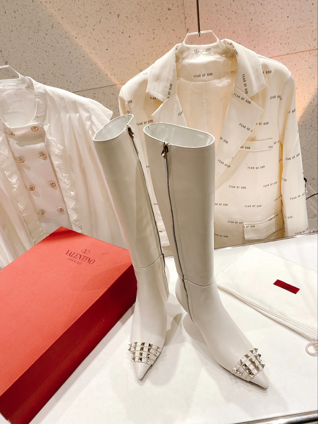 Сапоги-шпильки Valentino с заклепками - белые