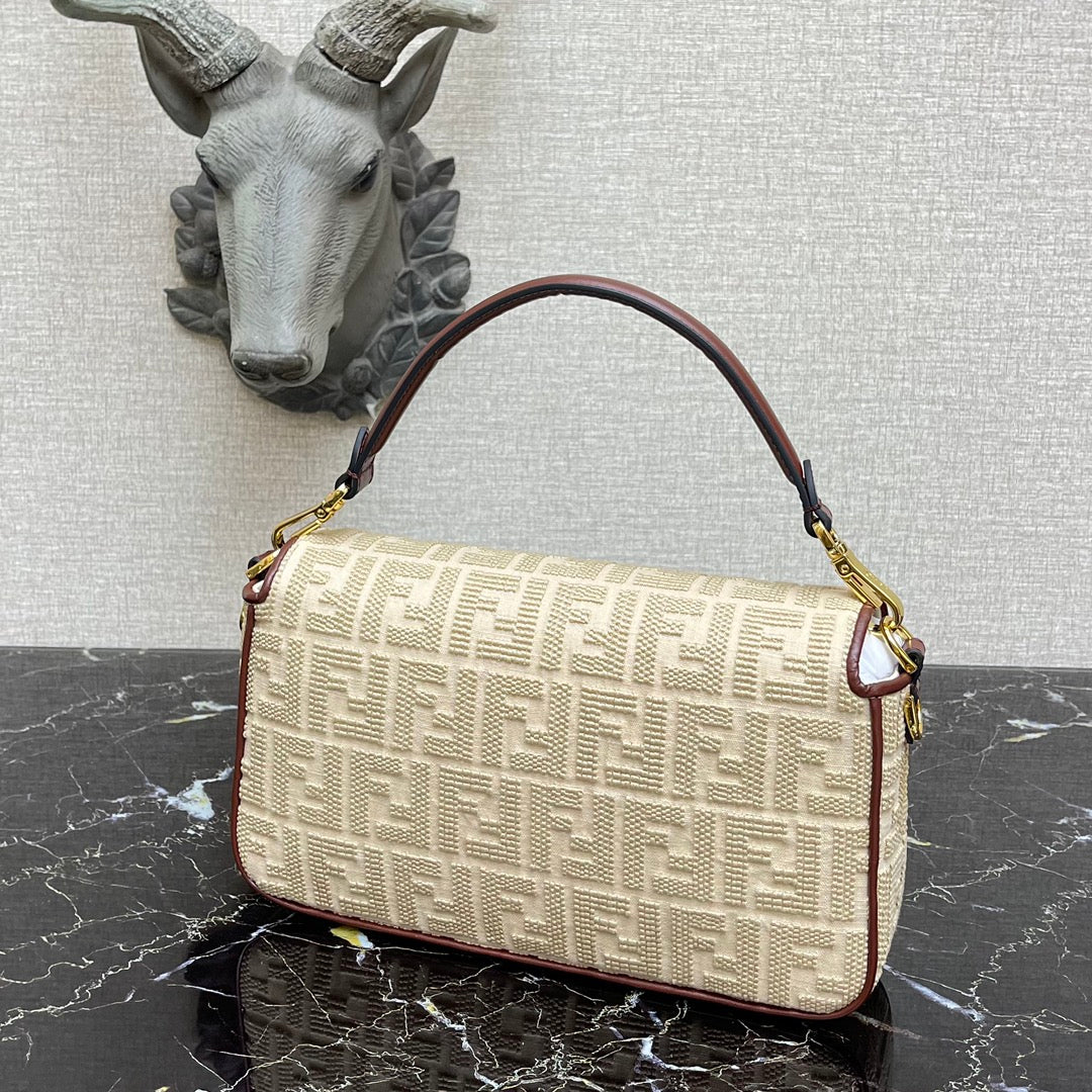 Сумка-багет Fendi Baguette — бежевая, средней длины, с вышивкой.