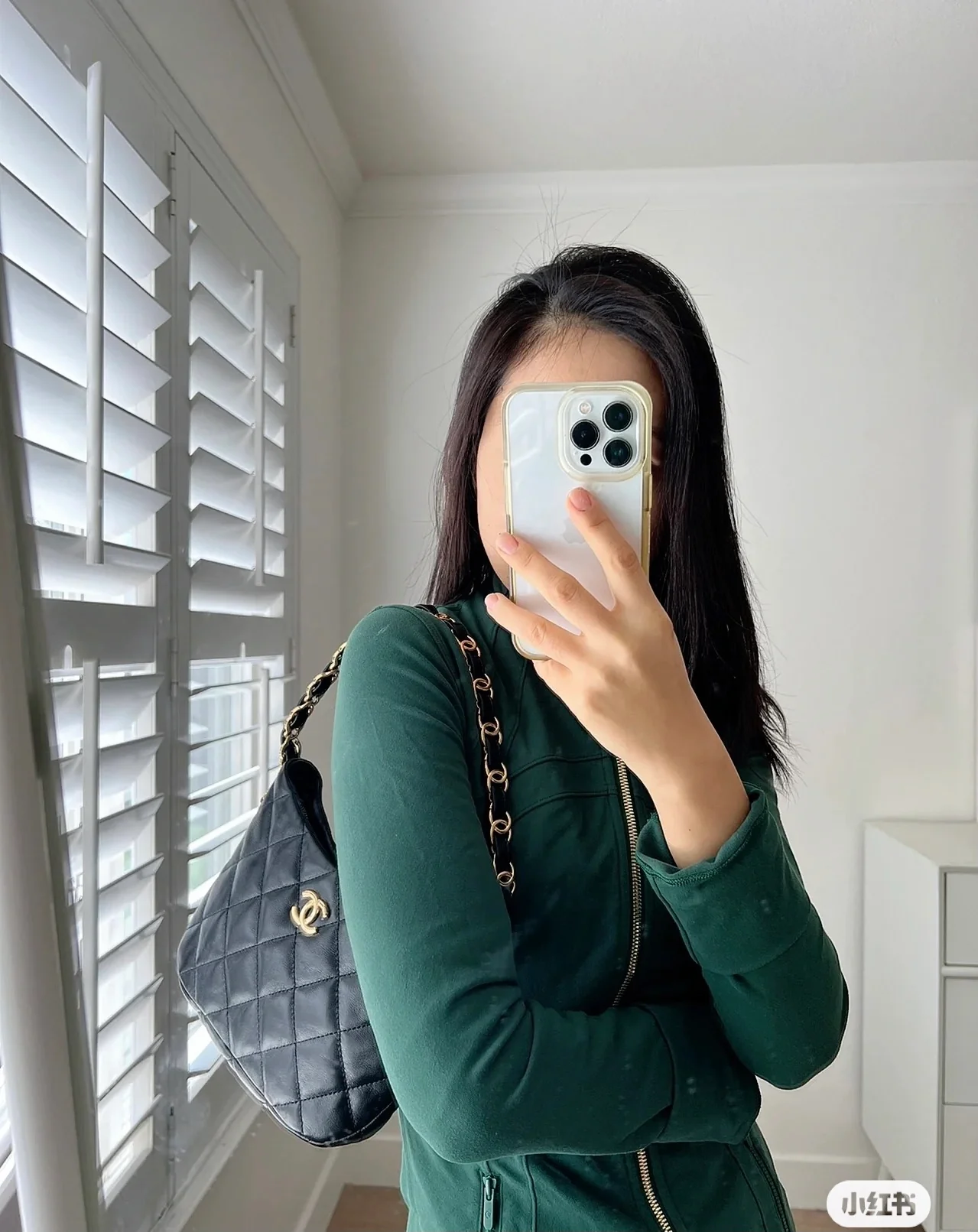 Сумка-хобо Chanel 2022 года, черная.