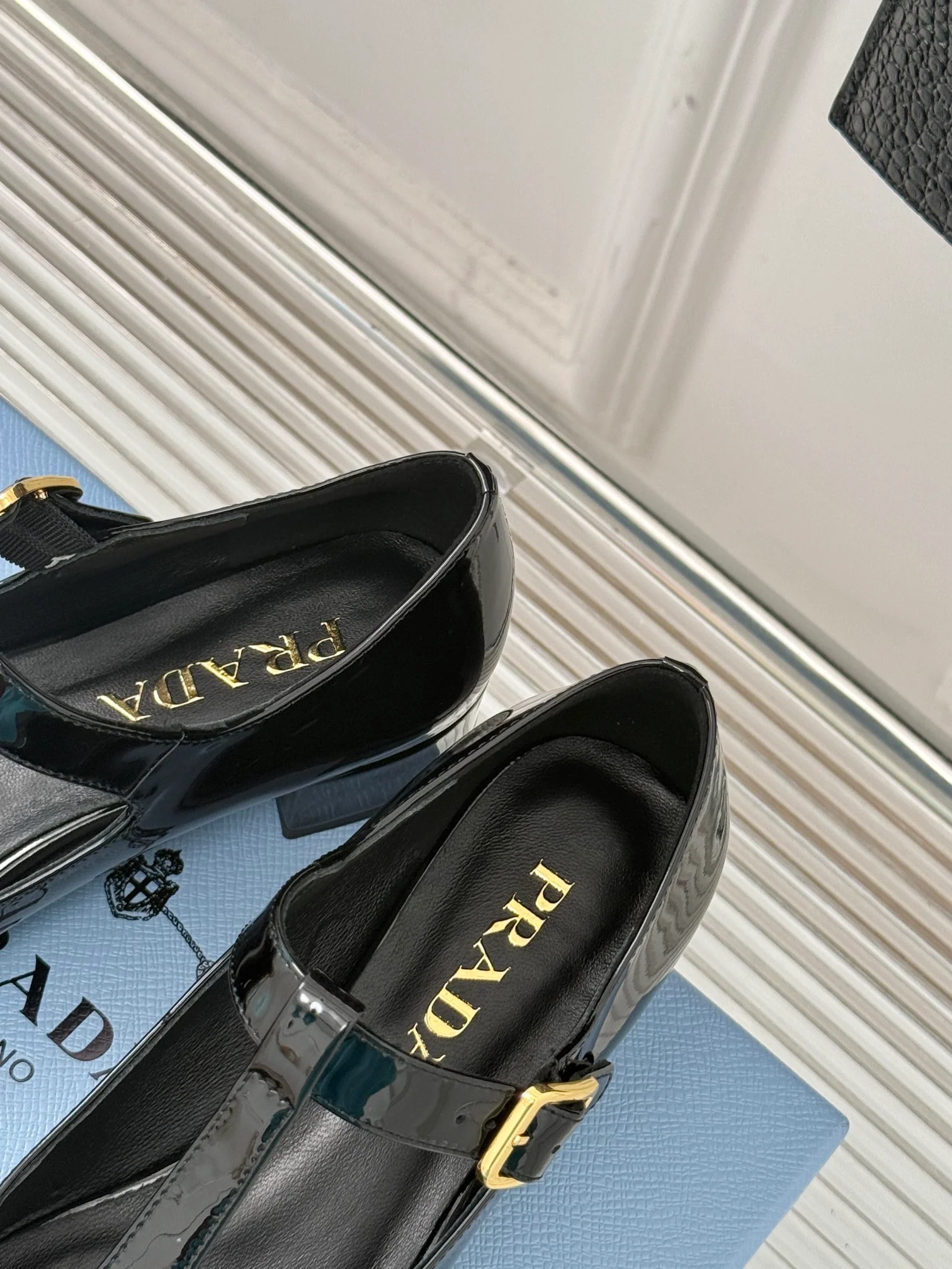 Классические туфли-мэри-джейн Prada с Т-образным ремешком и бантом, закругленным носком, глянцевые, черные.