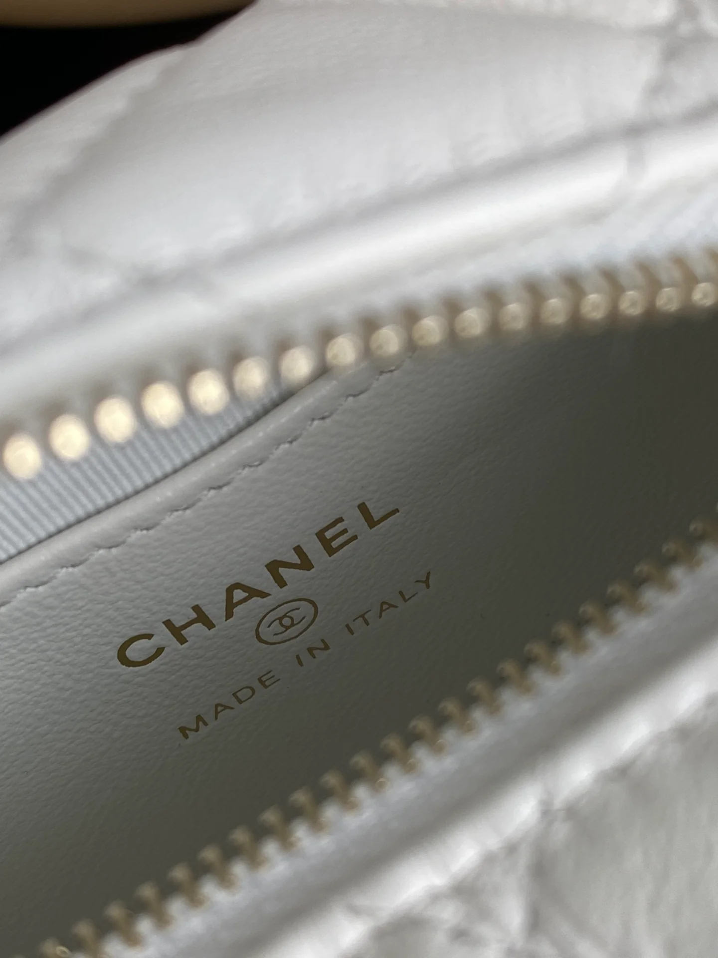 Коллекция Chanel ?Ранняя весна 2023? — клатч с обручем — белый.