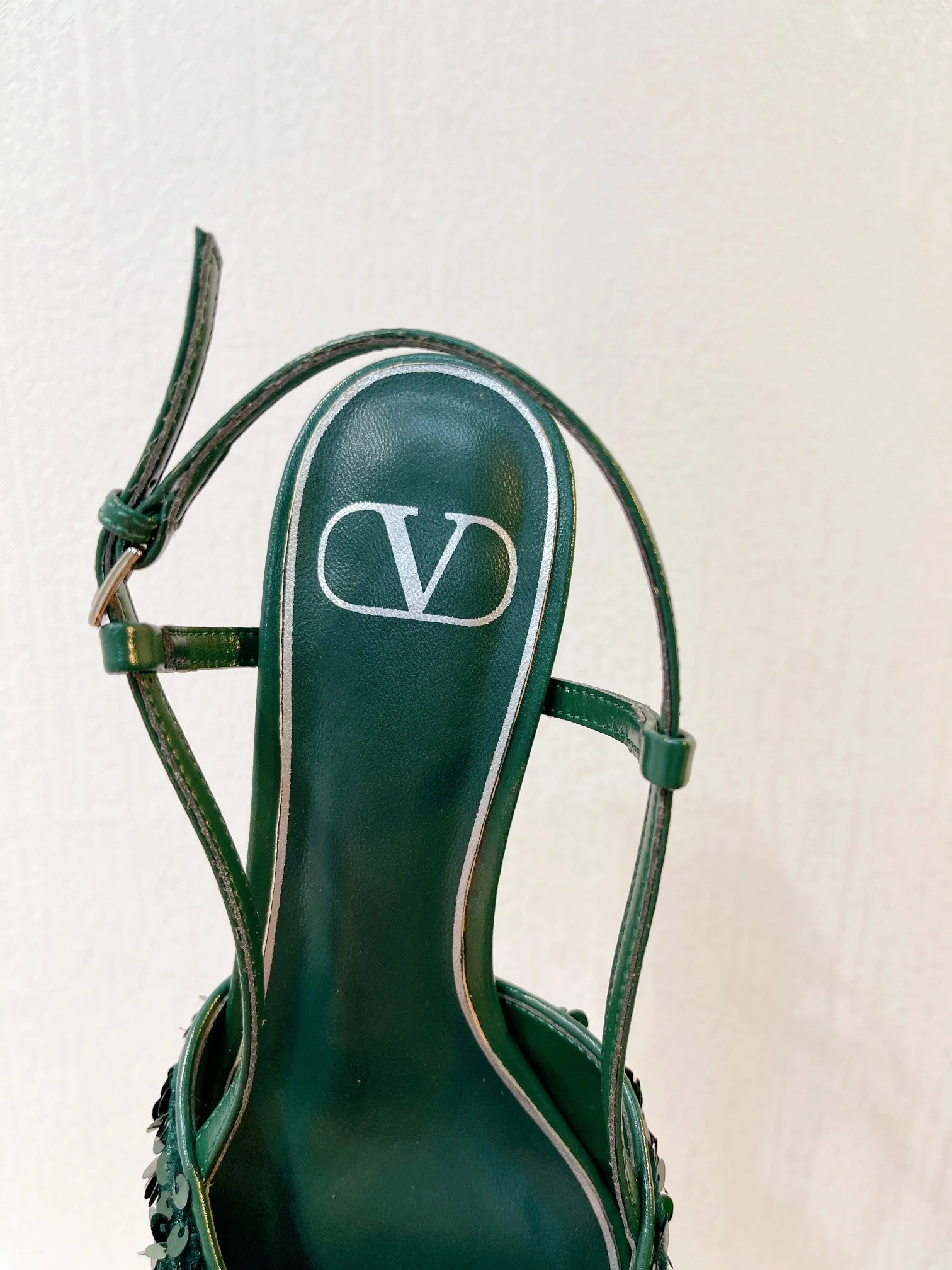 Новинка с официального сайта Valentino 2023 — Глянцевые босоножки на низком каблуке с острым носком — 4 см — Зеленые