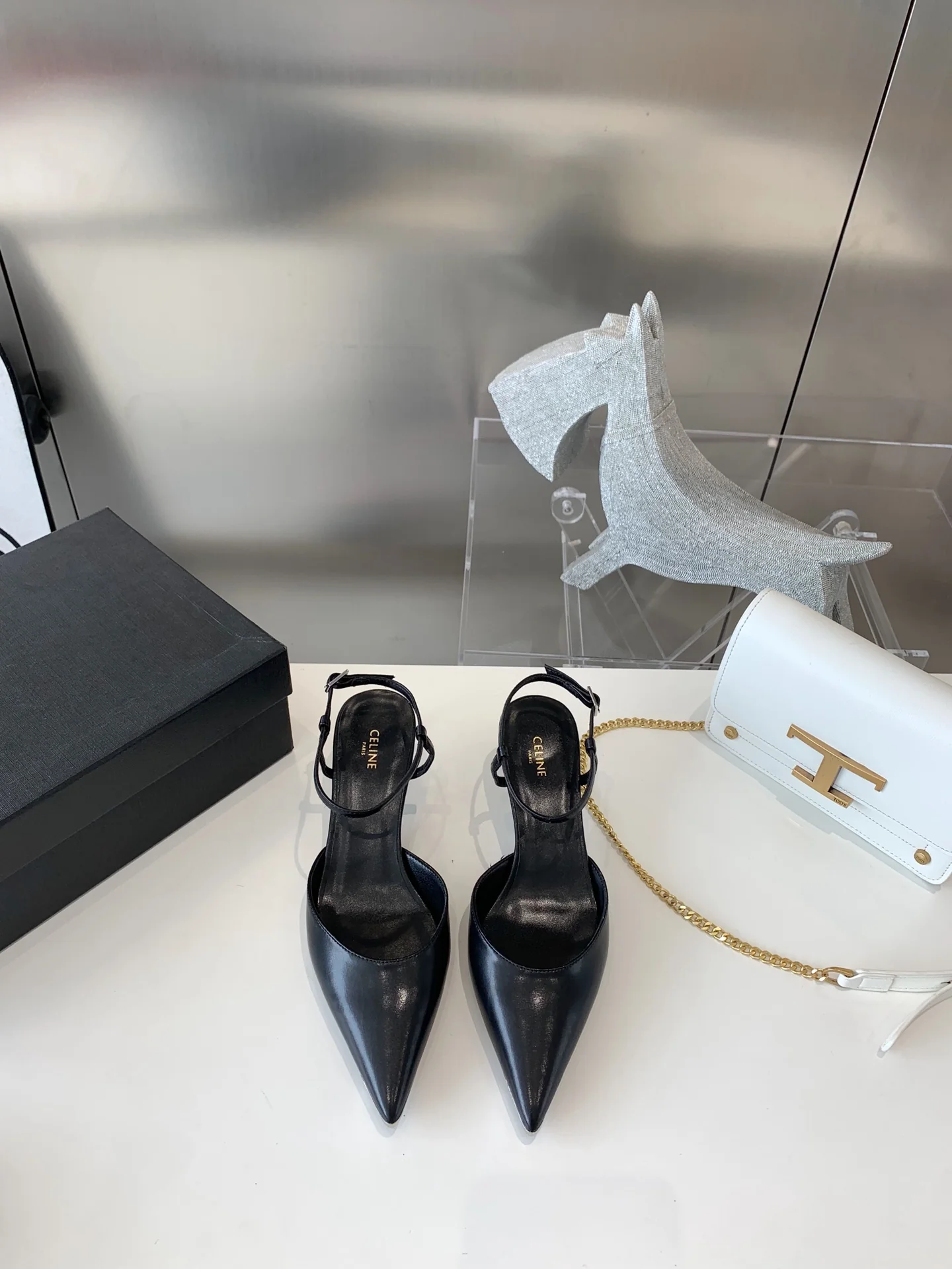 Сандалии Celine с острым носком, представленные на подиуме в 2022 году - Размеры